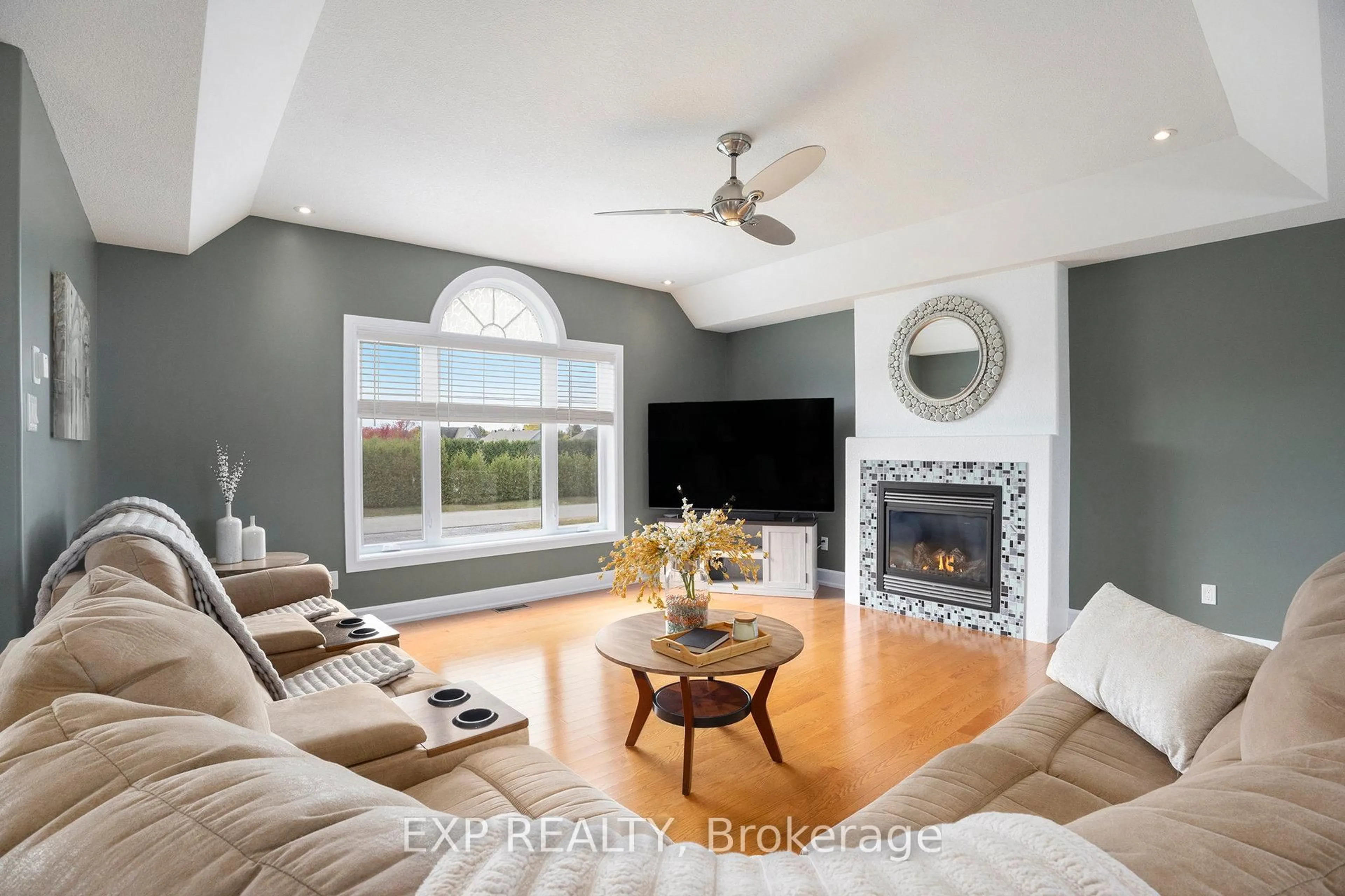 Living room with furniture, unknown for 2003 Farisita Dr, Vars Ontario K0A 3H0
