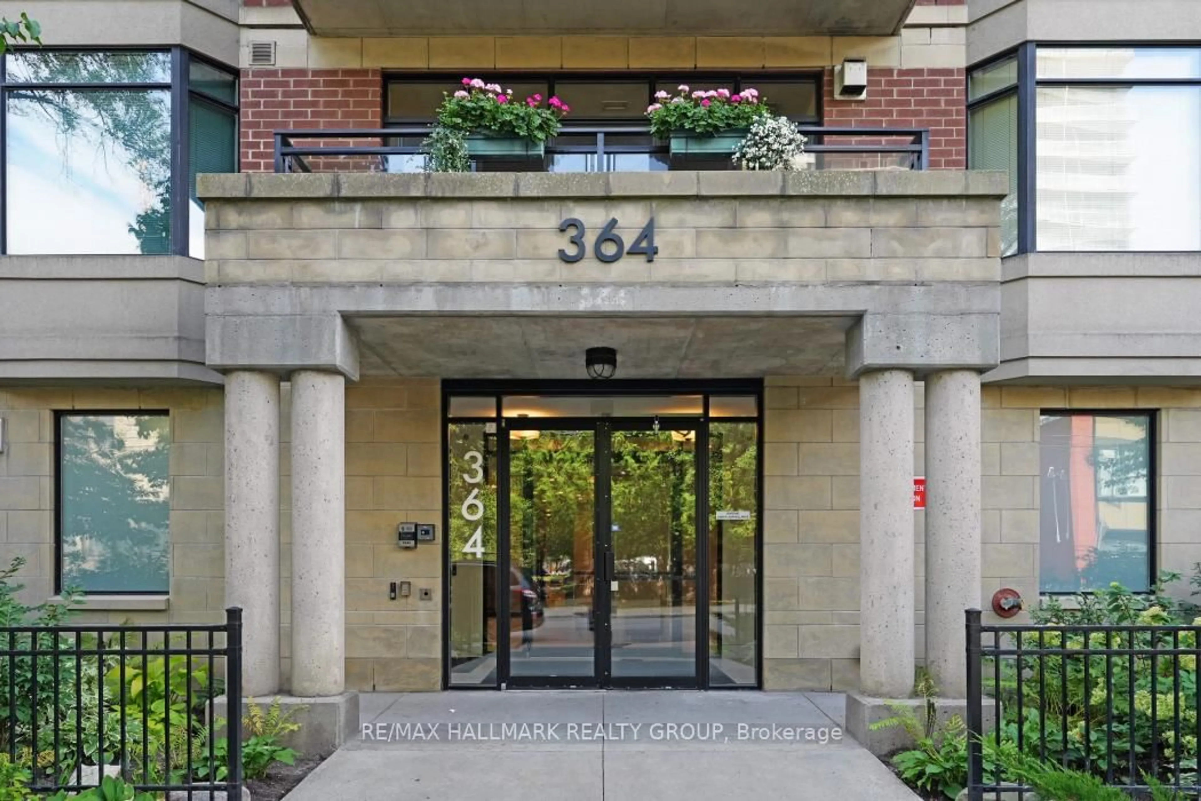 Indoor foyer for 364 Cooper St #PH2, Ottawa Ontario K2P 2P3