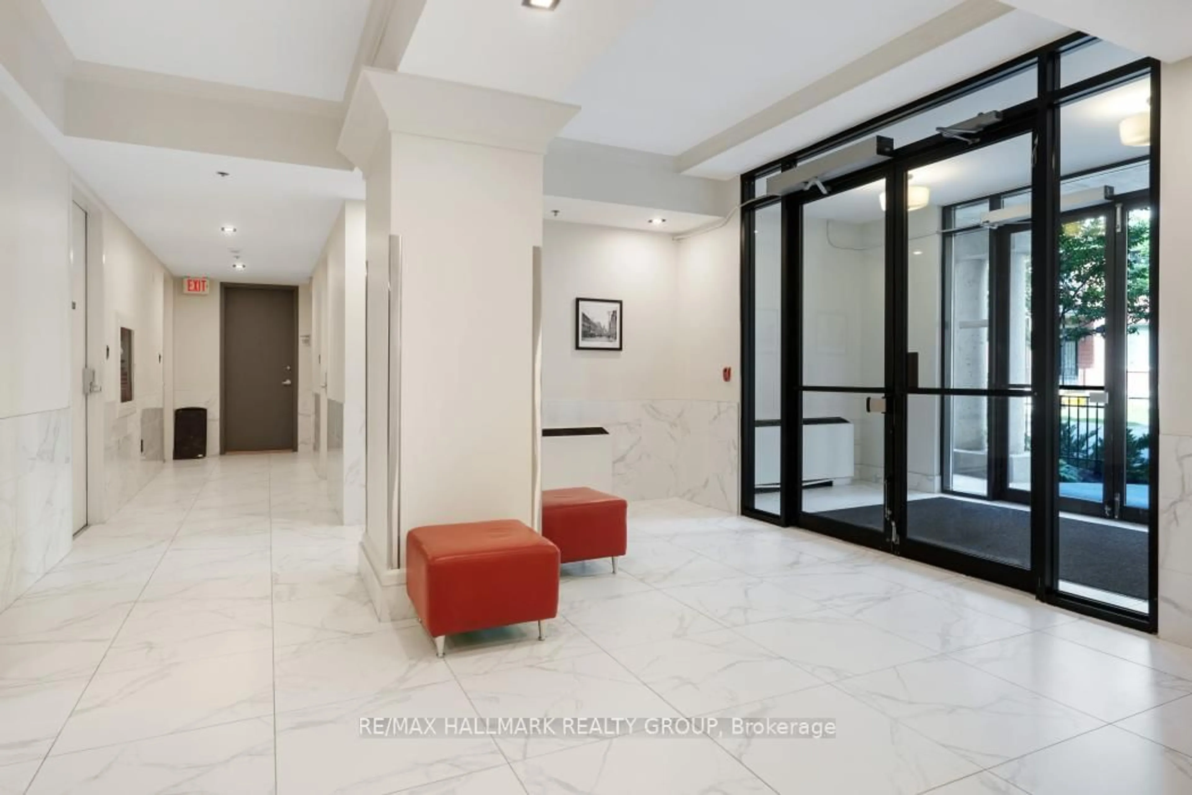 Indoor foyer for 364 Cooper St #PH2, Ottawa Ontario K2P 2P3