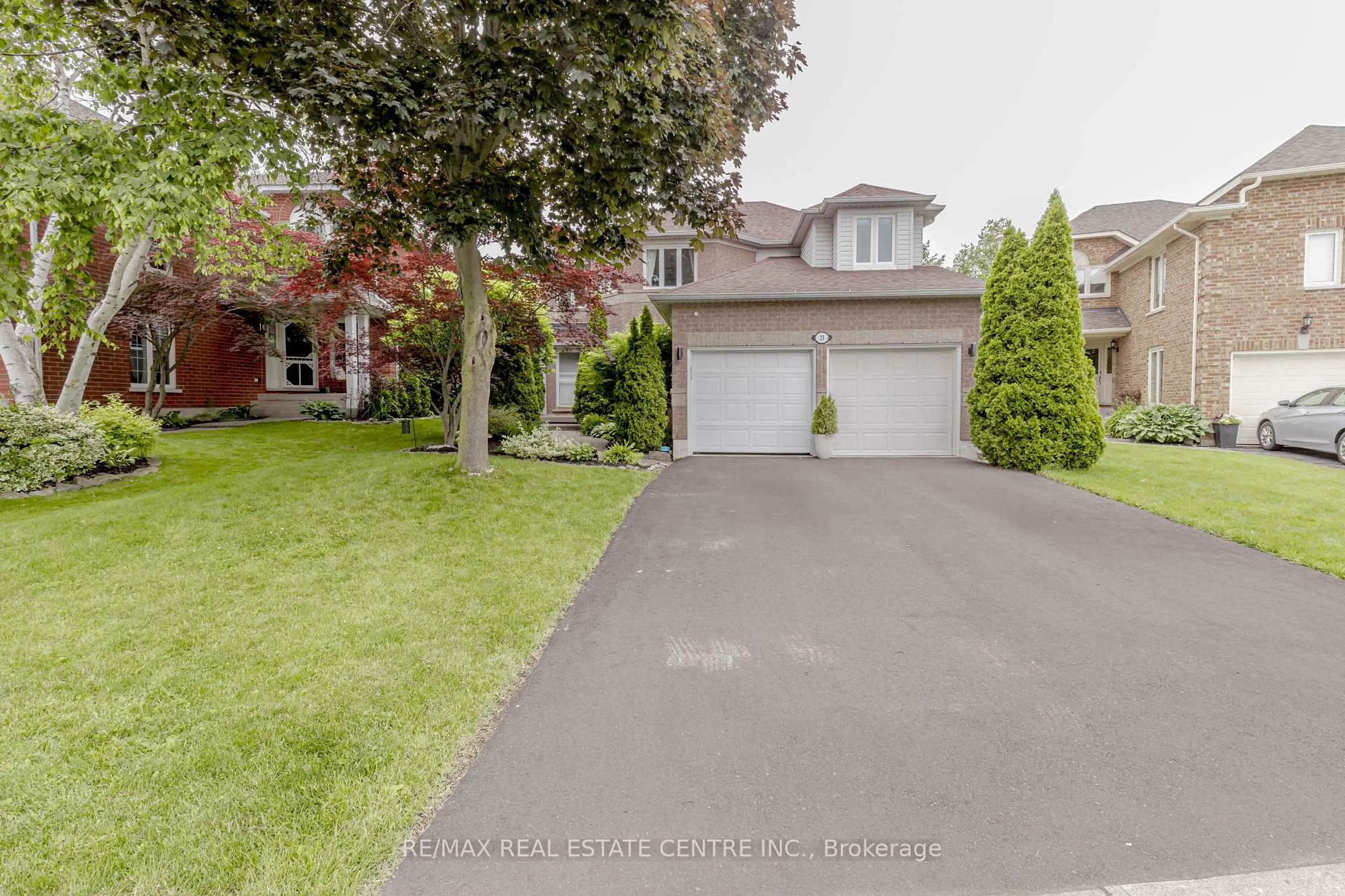 A pic from outside/outdoor area/front of a property/back of a property/a pic from drone, street for 33 Strathroy Cres, Hamilton Ontario L8B 0N5