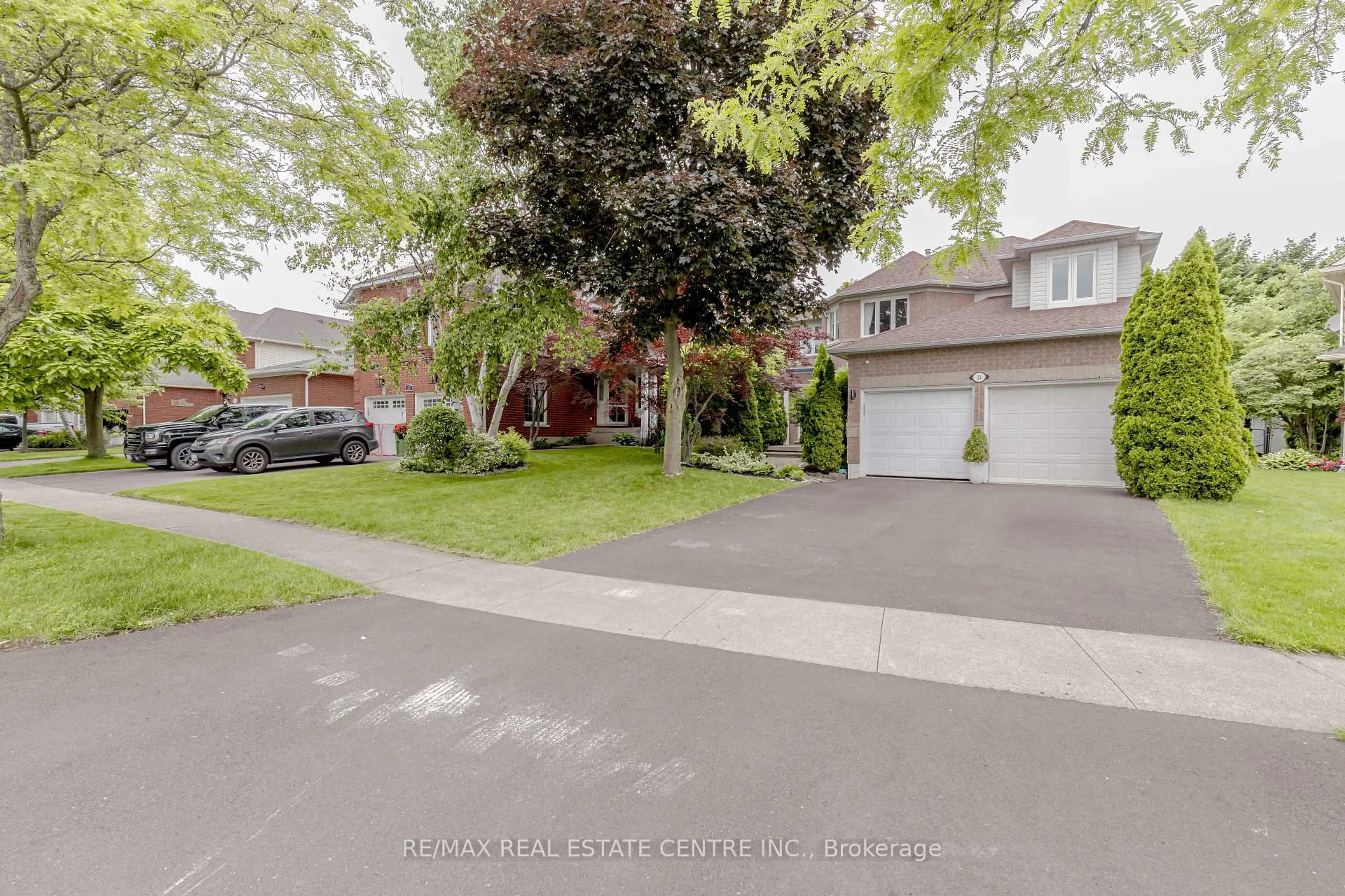A pic from outside/outdoor area/front of a property/back of a property/a pic from drone, street for 33 Strathroy Cres, Hamilton Ontario L8B 0N5