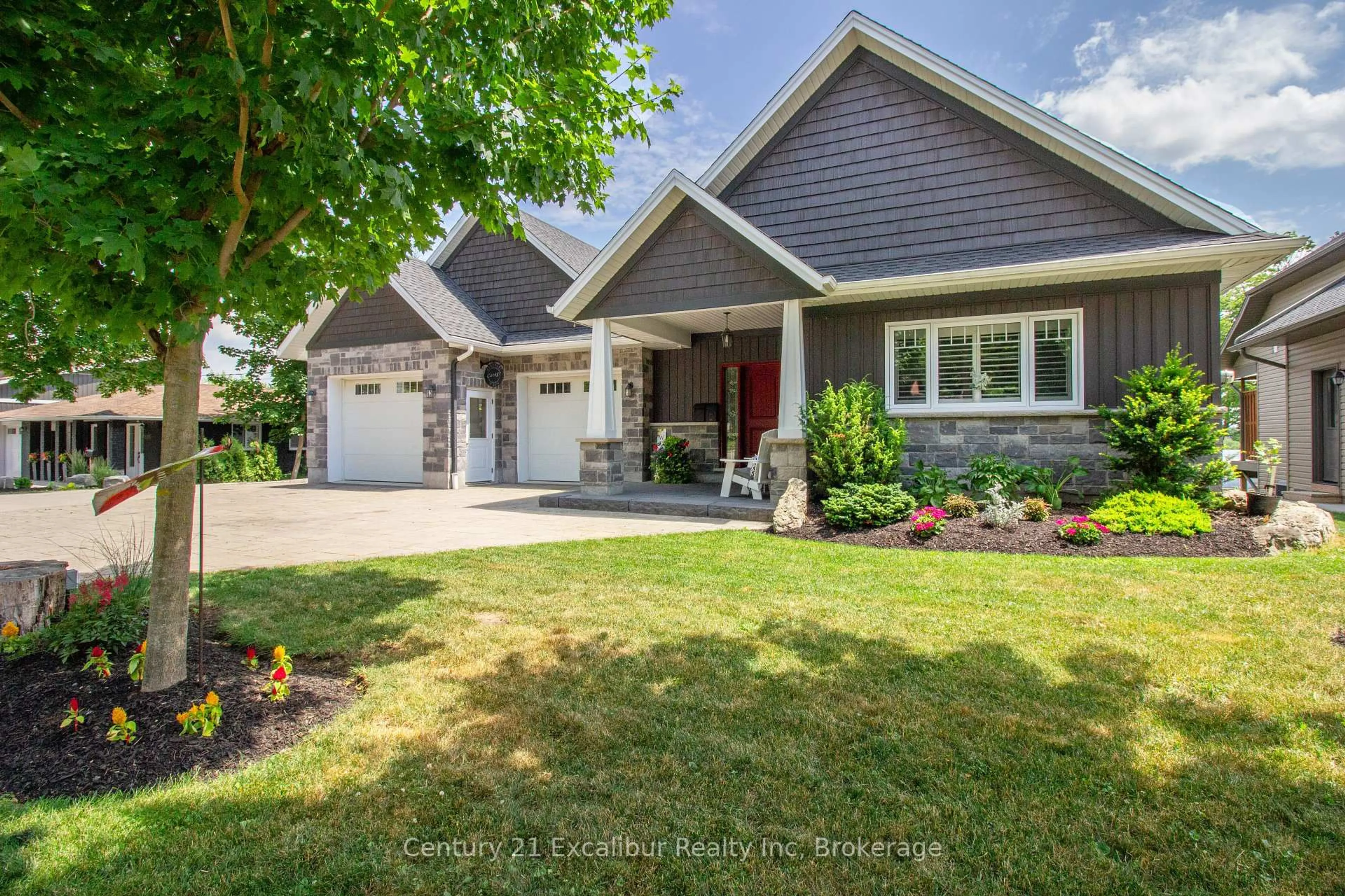 Home with vinyl exterior material, street for 566 St. Patrick St, Centre Wellington Ontario N1M 1N2
