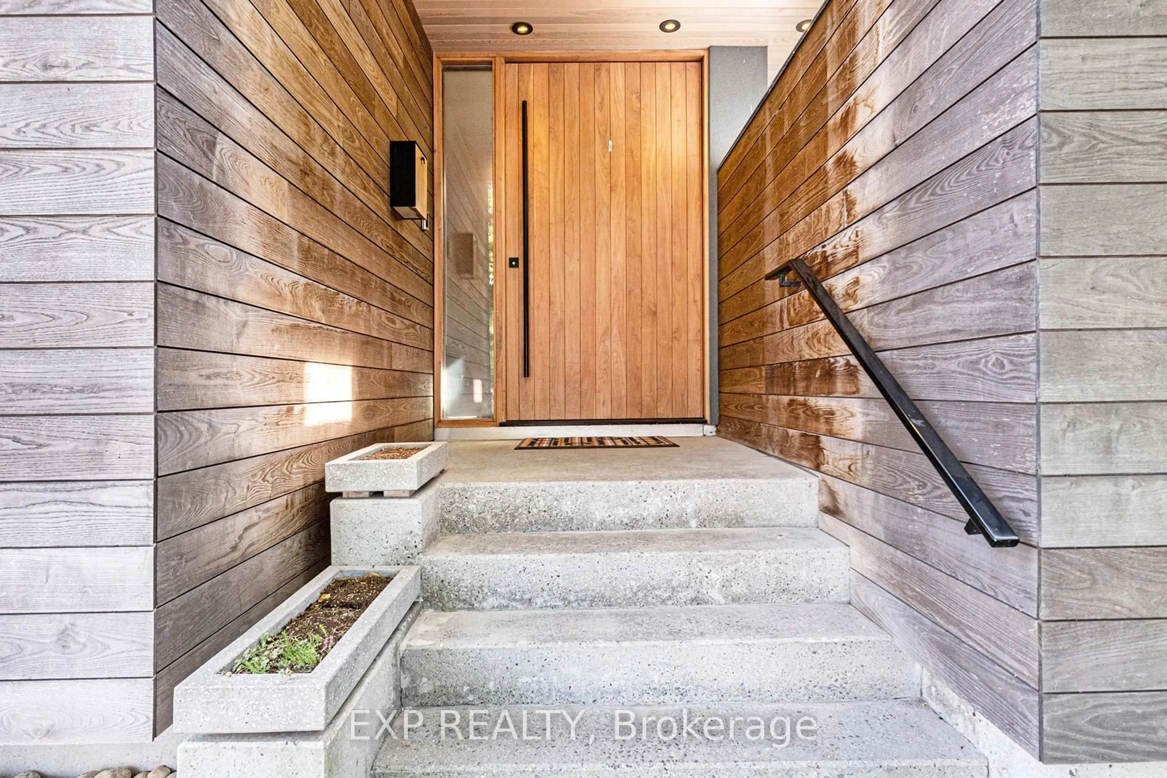 Indoor entryway for 608 Byron Ave, Ottawa Ontario K2A 0E5