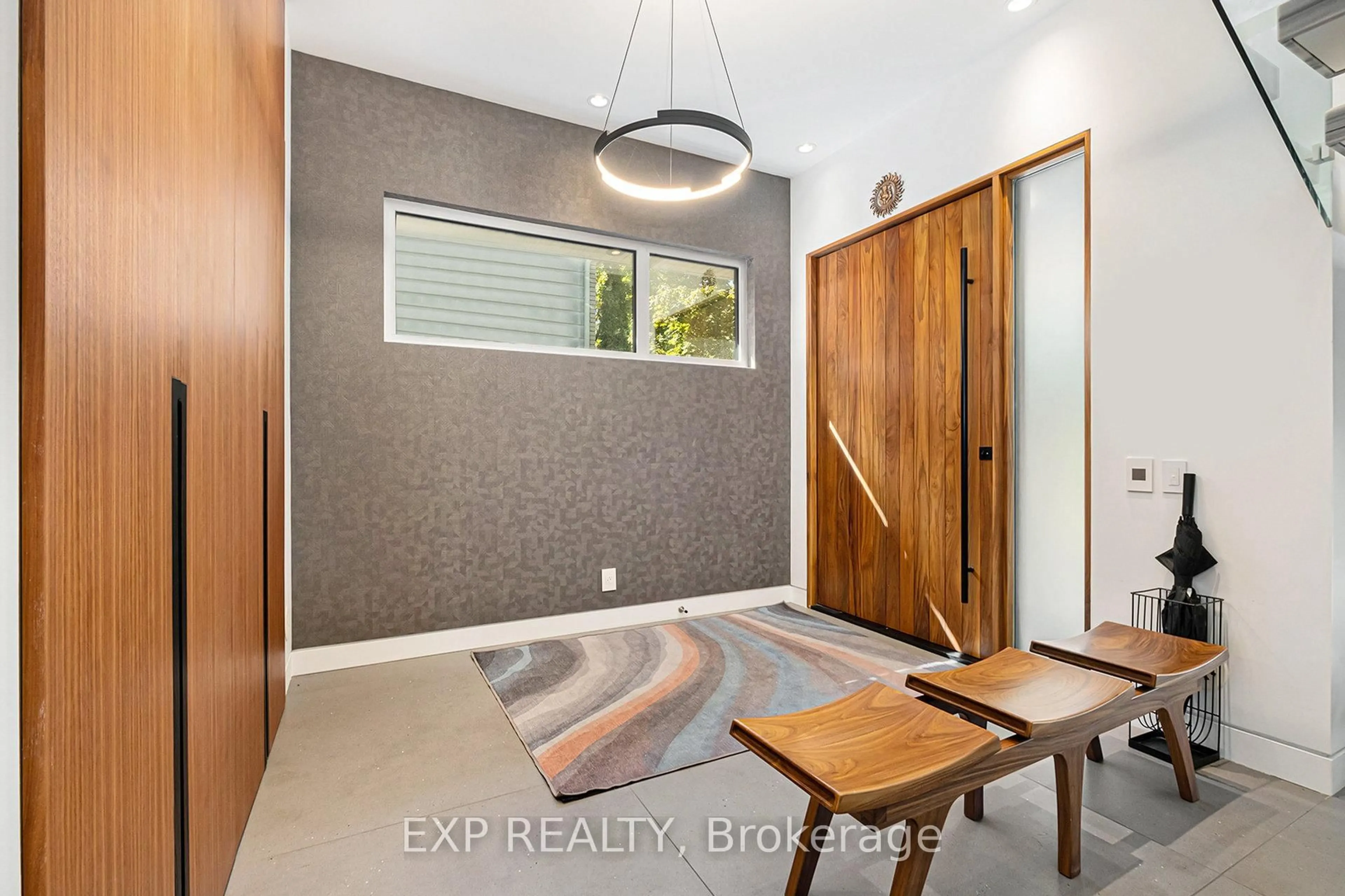 Indoor entryway for 608 Byron Ave, Ottawa Ontario K2A 0E5