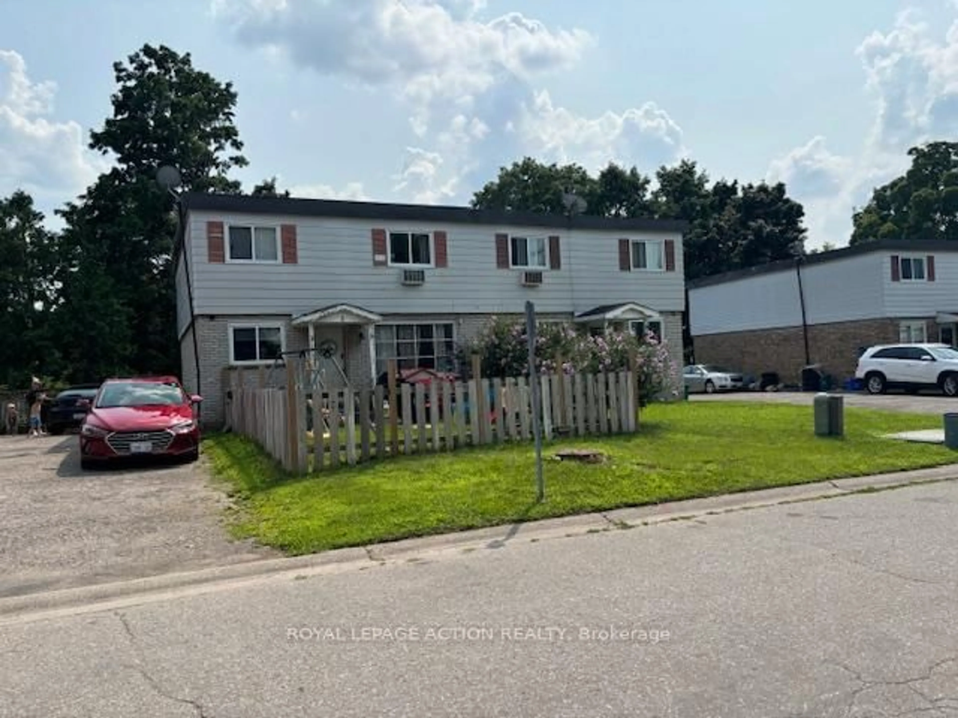 A pic from outside/outdoor area/front of a property/back of a property/a pic from drone, building for 15 Brenda Crt, Brantford Ontario N3R 2L8