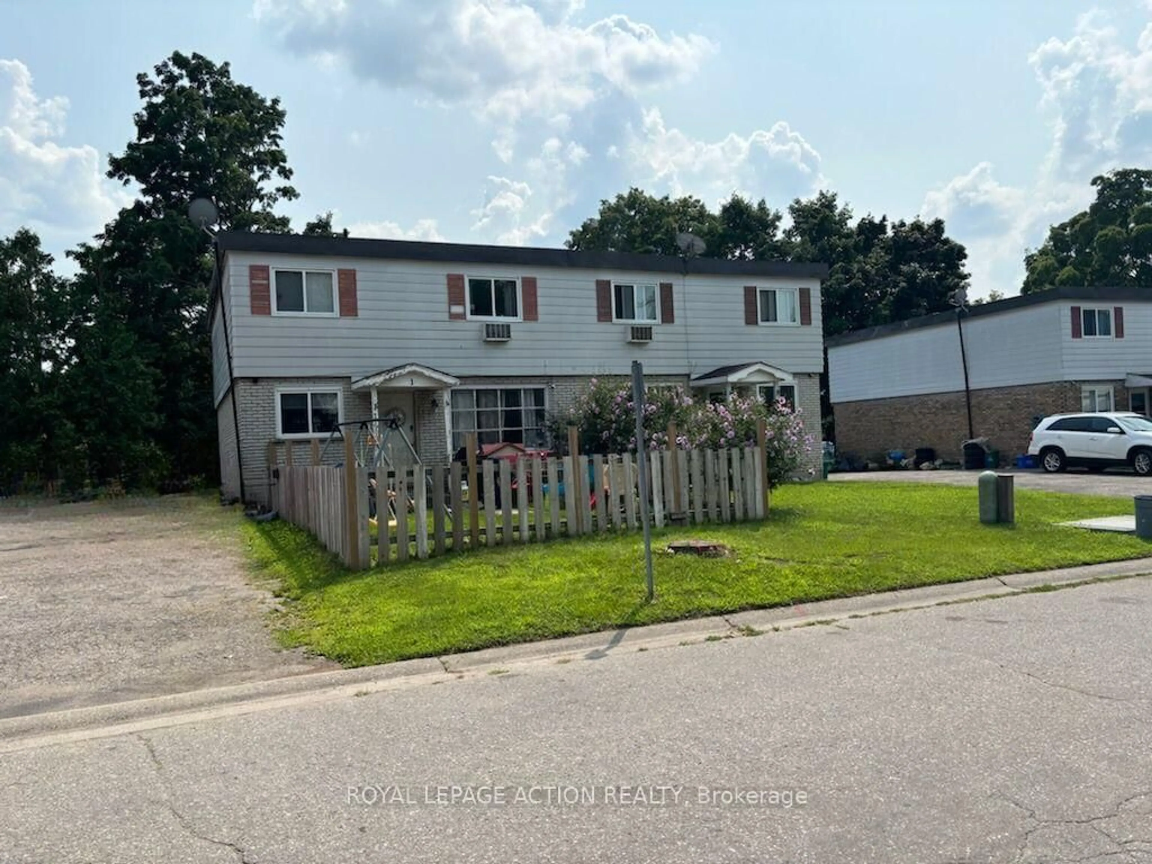 A pic from outside/outdoor area/front of a property/back of a property/a pic from drone, building for 15 Brenda Crt, Brantford Ontario N3R 2L8