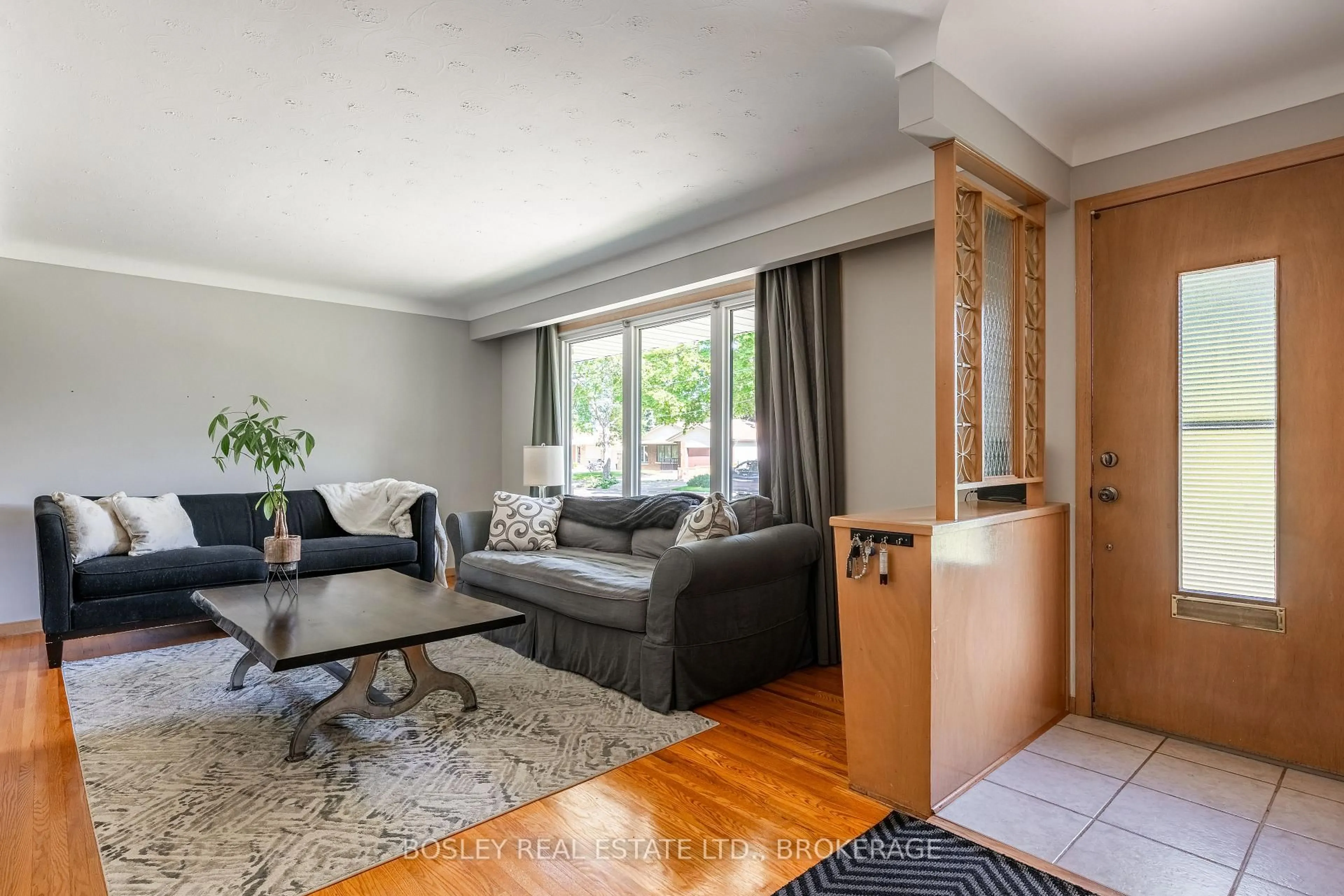 Living room with furniture, unknown for 60 Royal Manor Dr, St. Catharines Ontario L2M 4L6