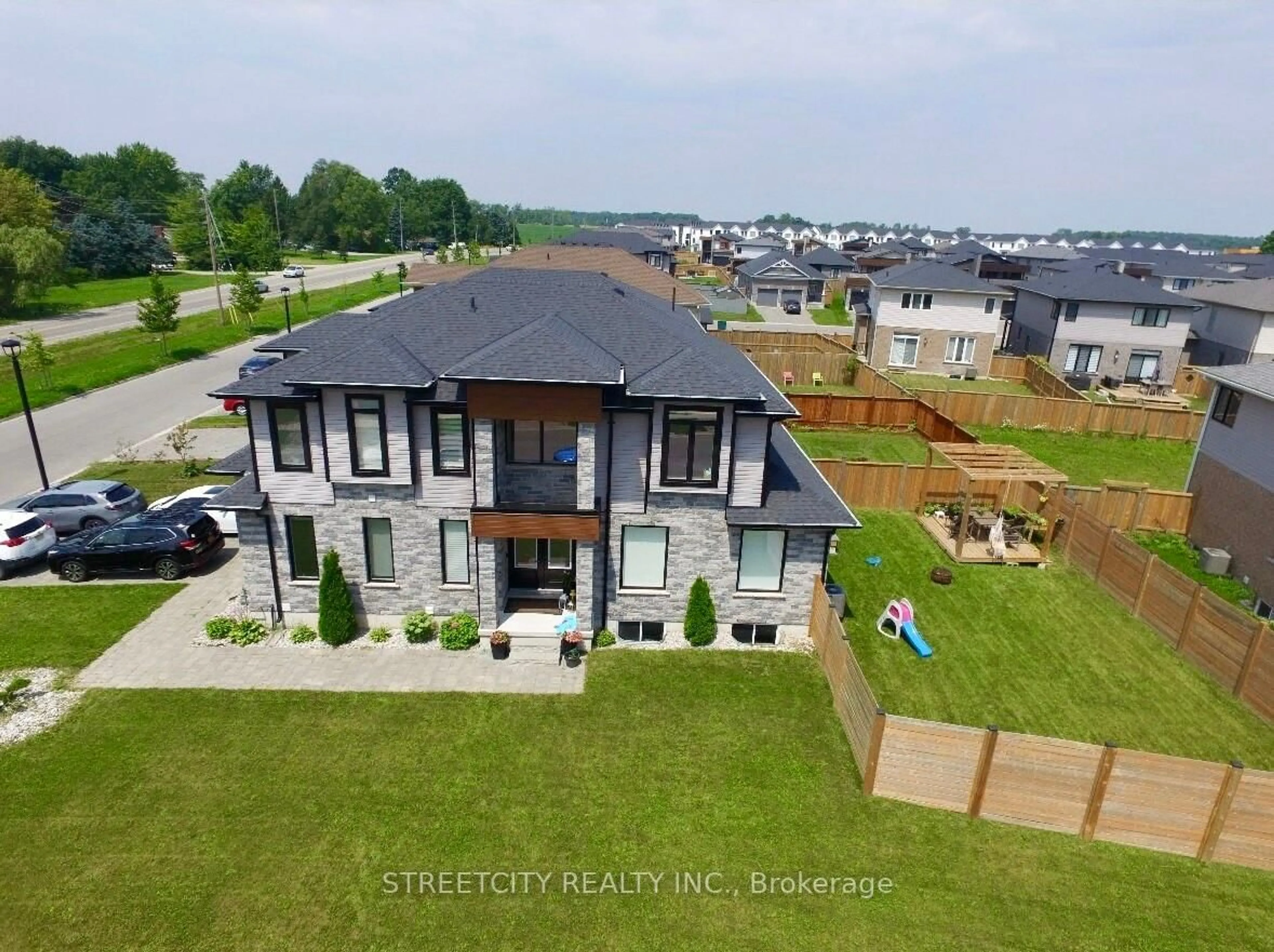 A pic from outside/outdoor area/front of a property/back of a property/a pic from drone, unknown for 1616 Henrica Ave, London North Ontario N6G 0Y1