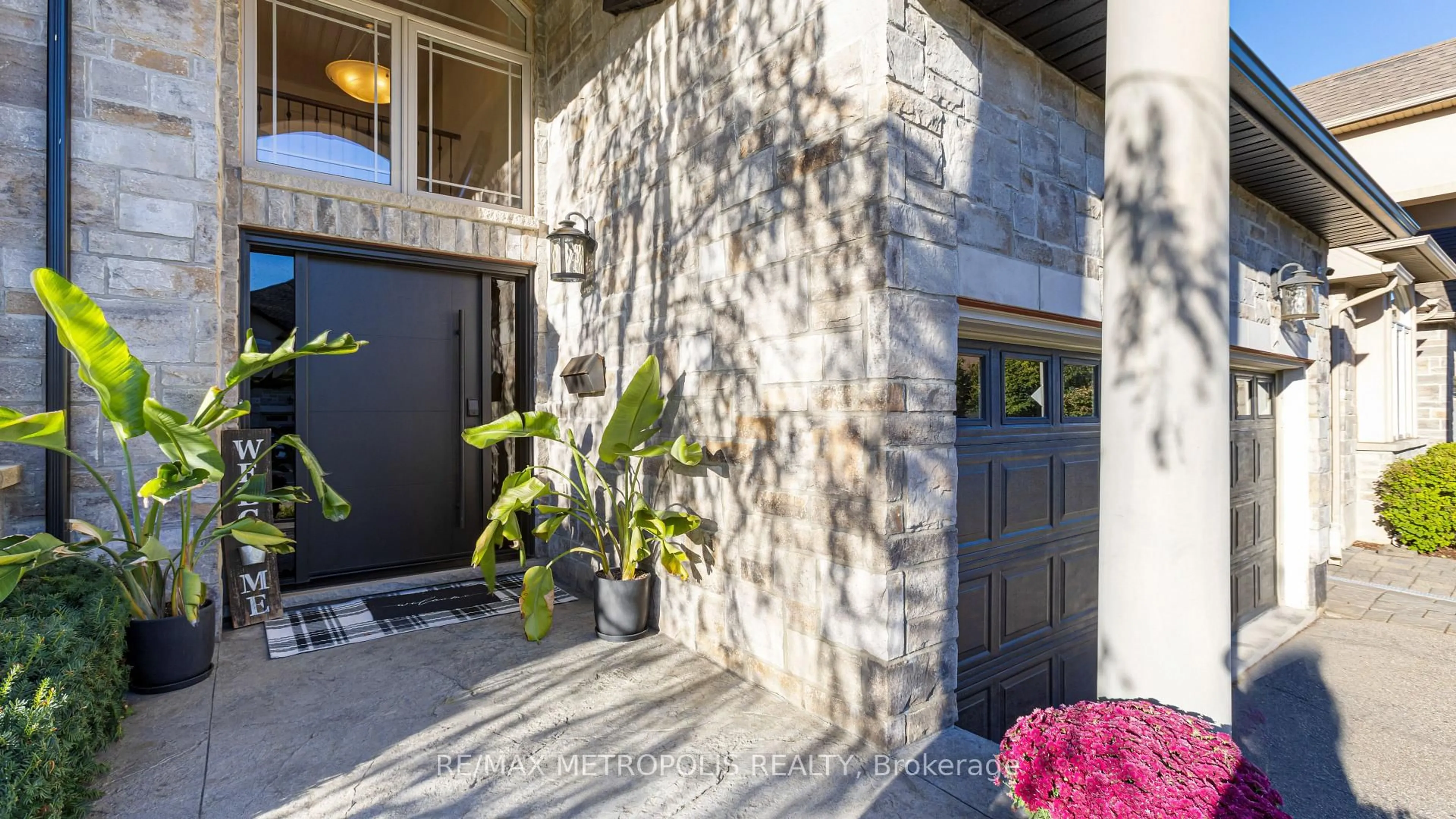 Indoor entryway for 92 Bookjans Dr, Hamilton Ontario L9G 0B7