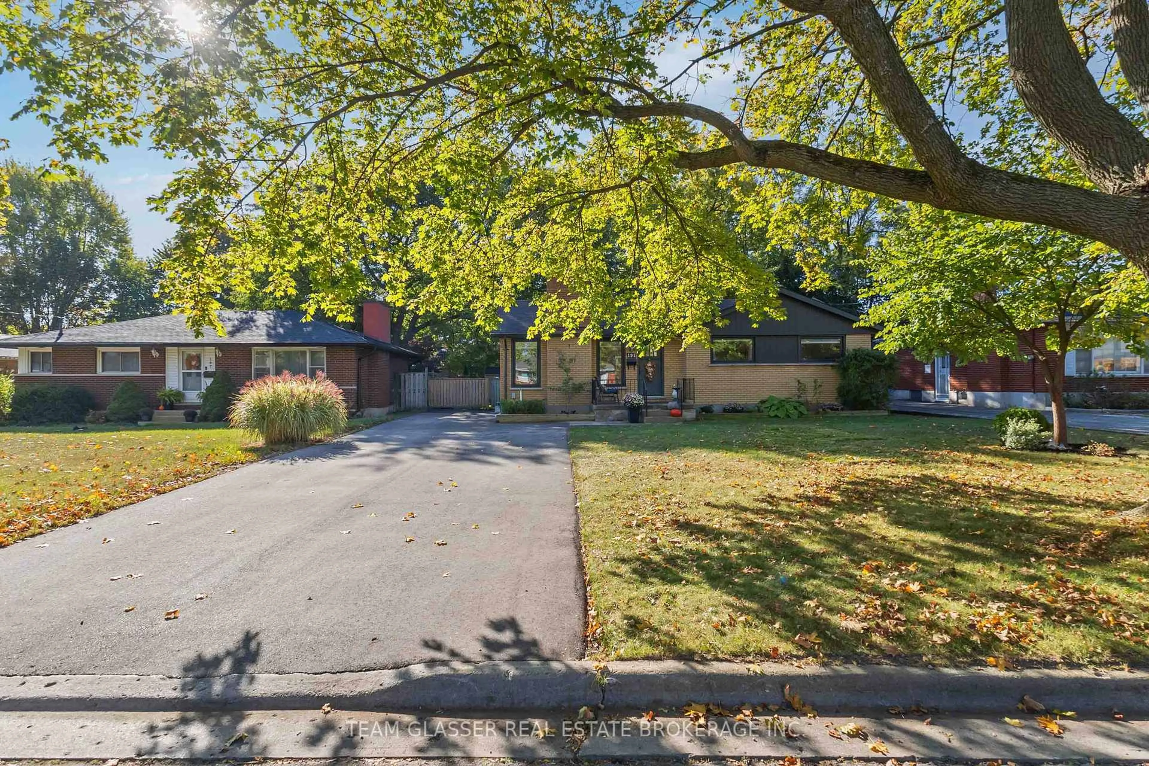 A pic from outside/outdoor area/front of a property/back of a property/a pic from drone, street for 191 GLADMAN Ave, London South Ontario N6J 1X6