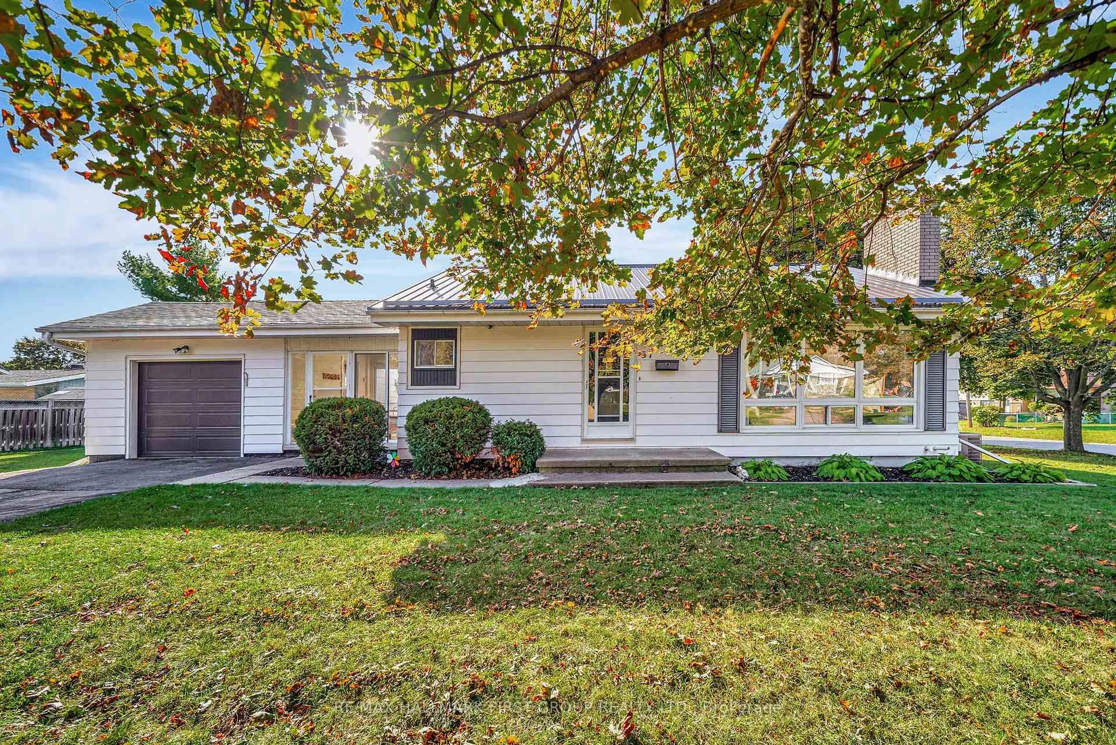 Home with vinyl exterior material, street for 37 Elizabeth Cres, Belleville Ontario K8N 1K7