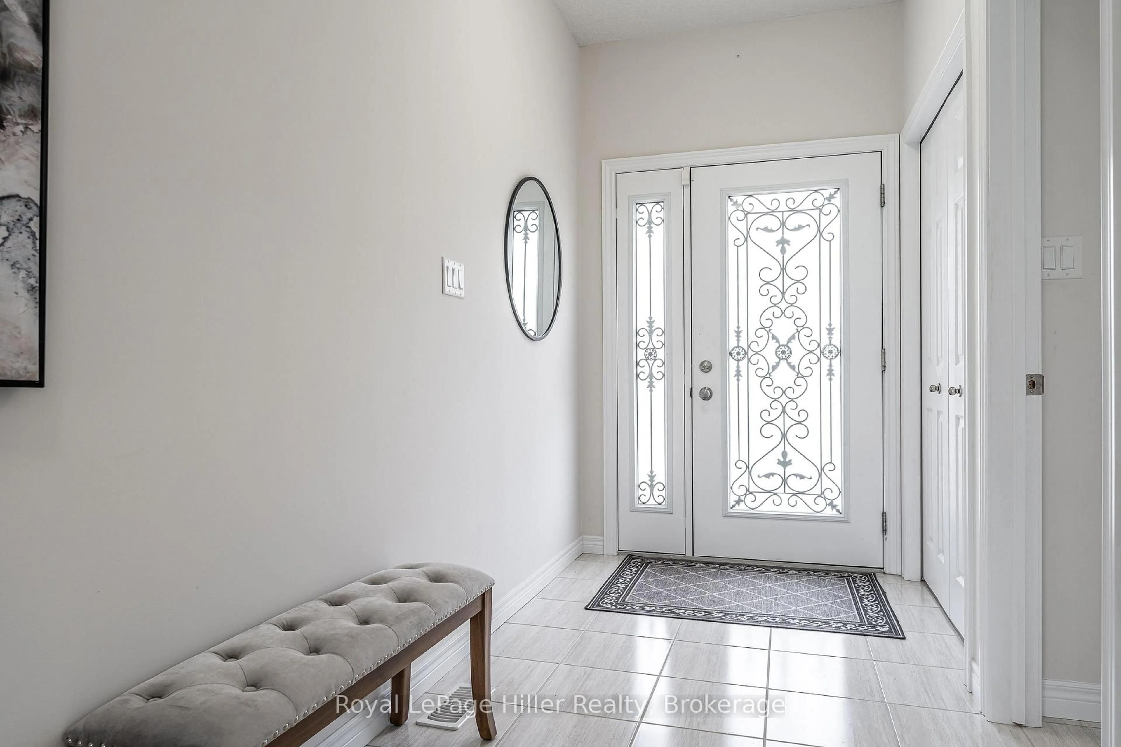 Indoor entryway for 112 Thomas St, Stratford Ontario N5A 0E8