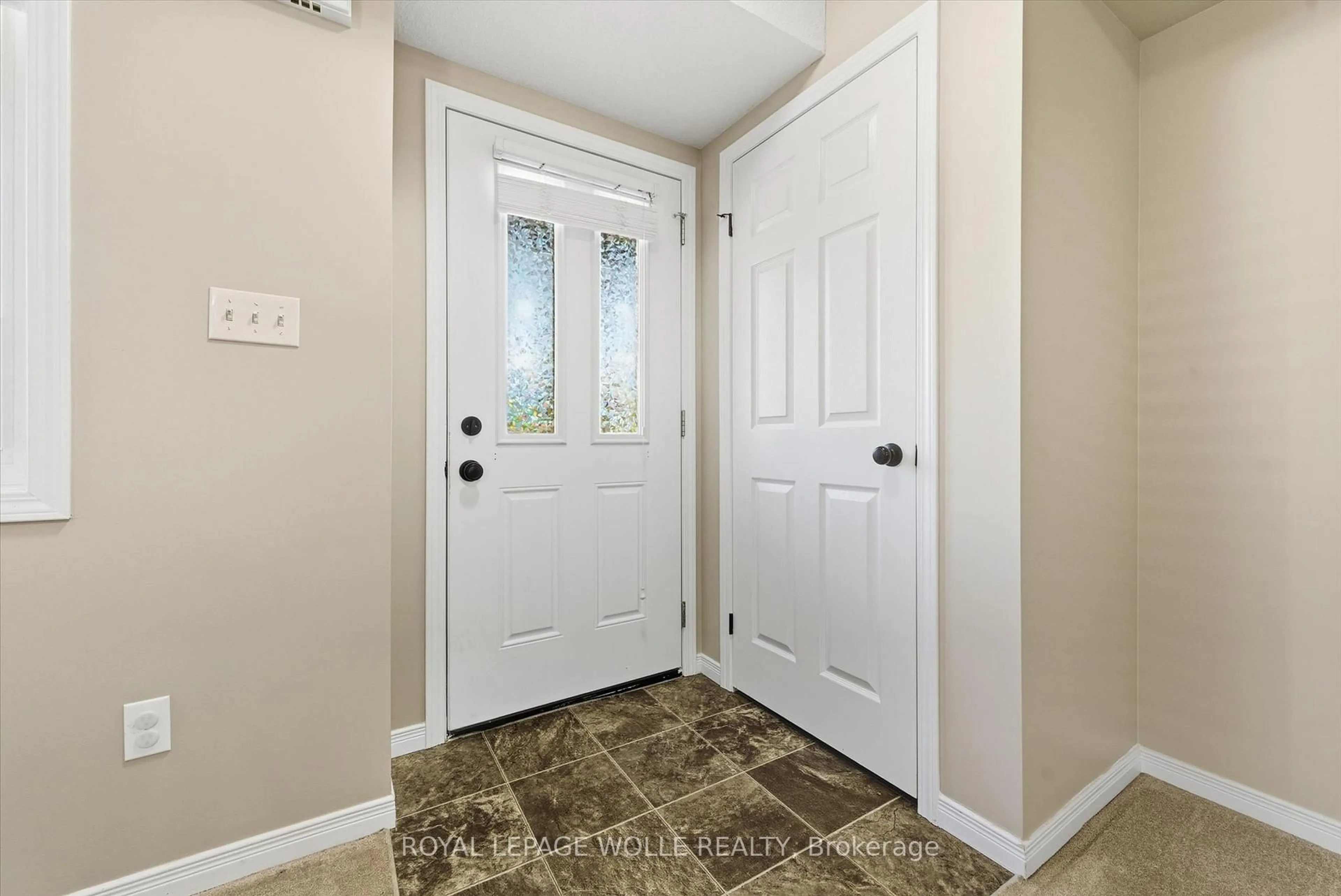 Indoor entryway for 35 Mountford Dr #35, Guelph Ontario N1E 0G6