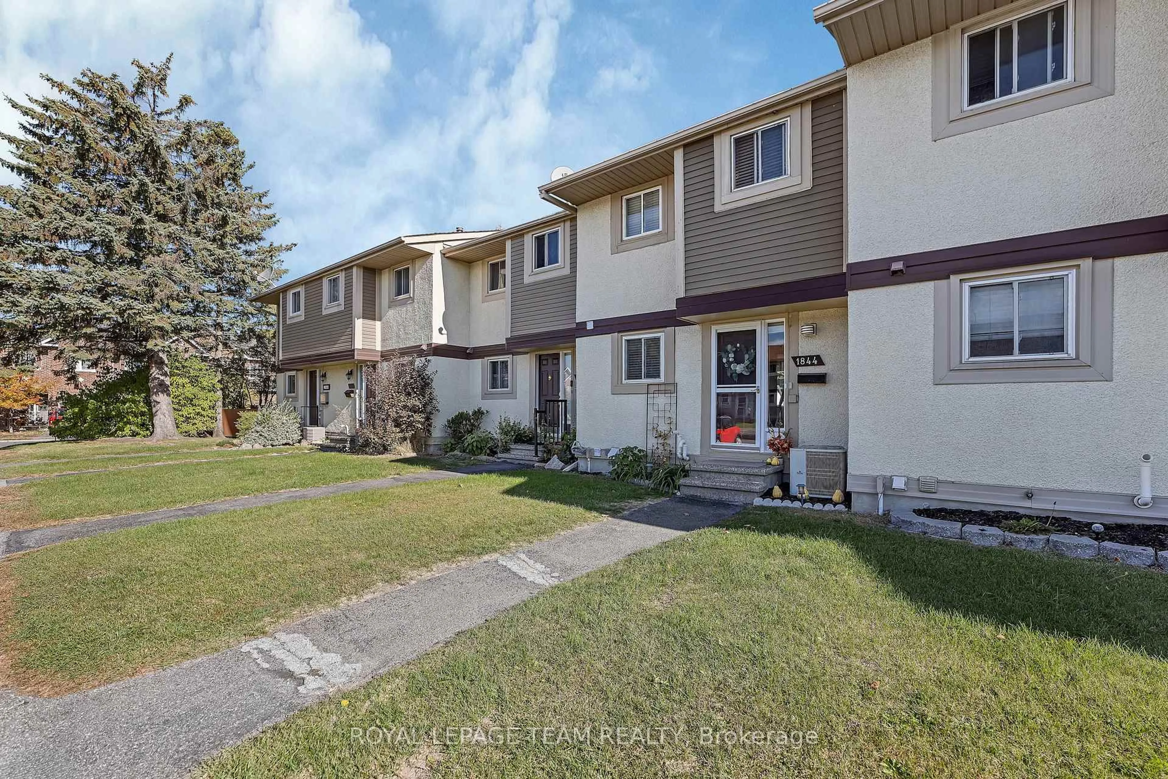 A pic from outside/outdoor area/front of a property/back of a property/a pic from drone, street for 1844 Stonehenge Cres, Ottawa Ontario K1B 4Z9