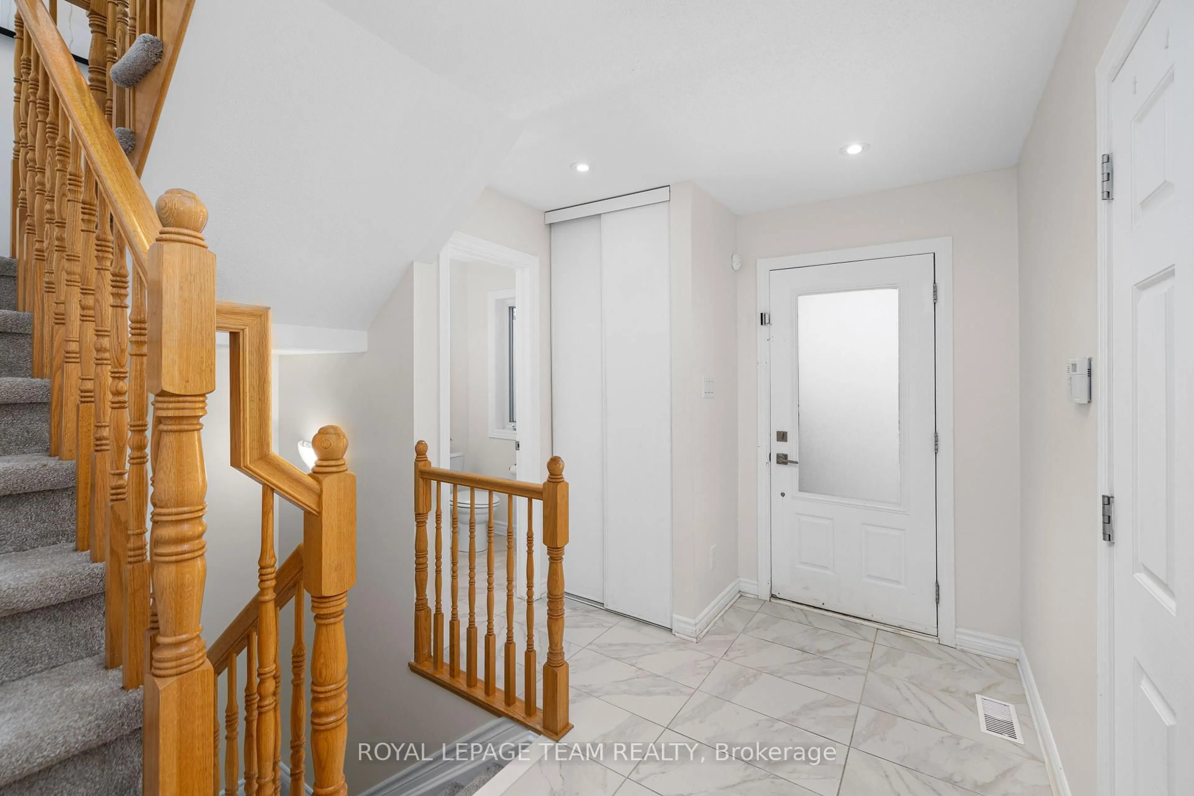 Indoor foyer for 687 Paul Metivier Dr, Ottawa Ontario K2J 2T4