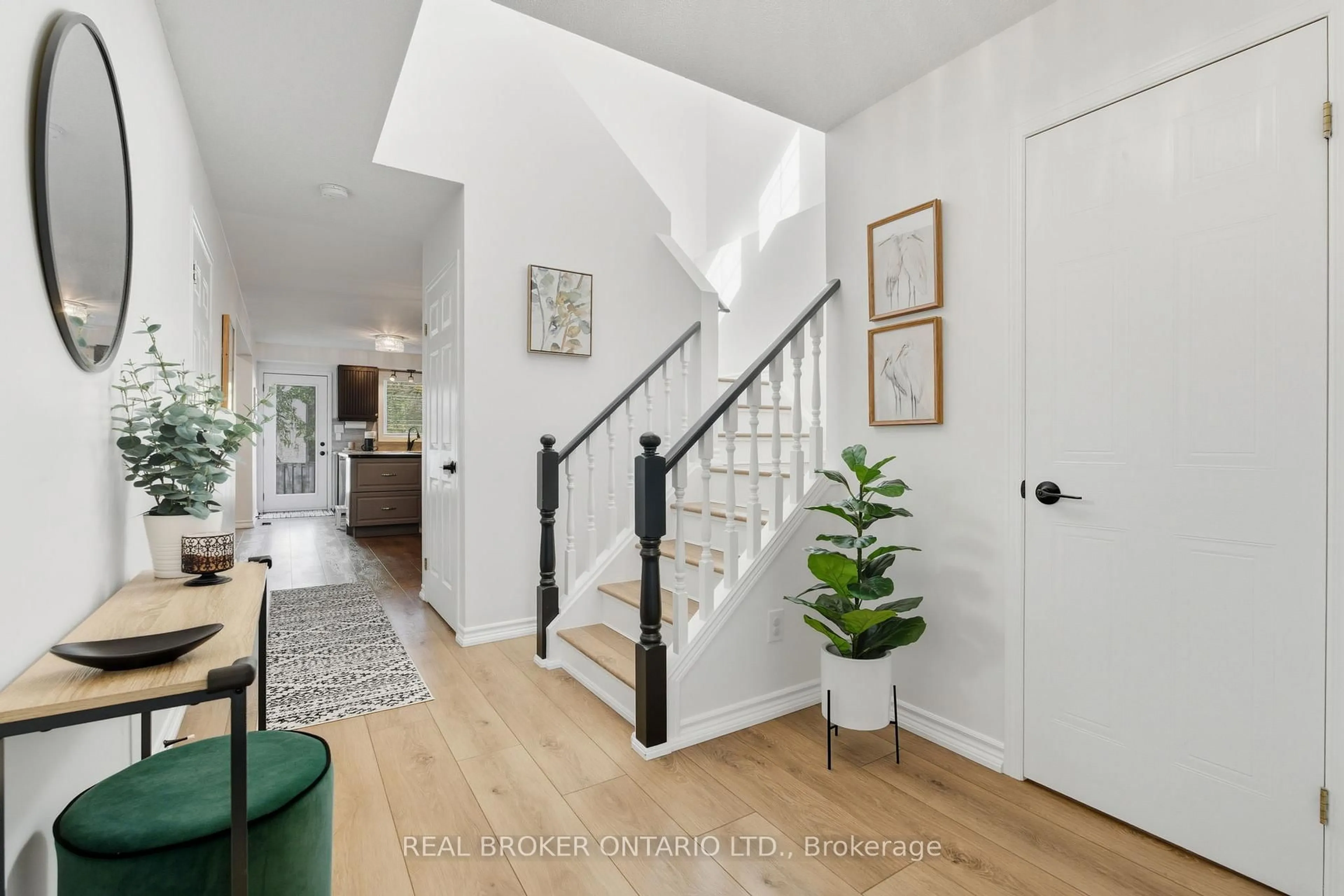 Indoor entryway for 28 Brookheath Lane, Hamilton Ontario L0R 1W0