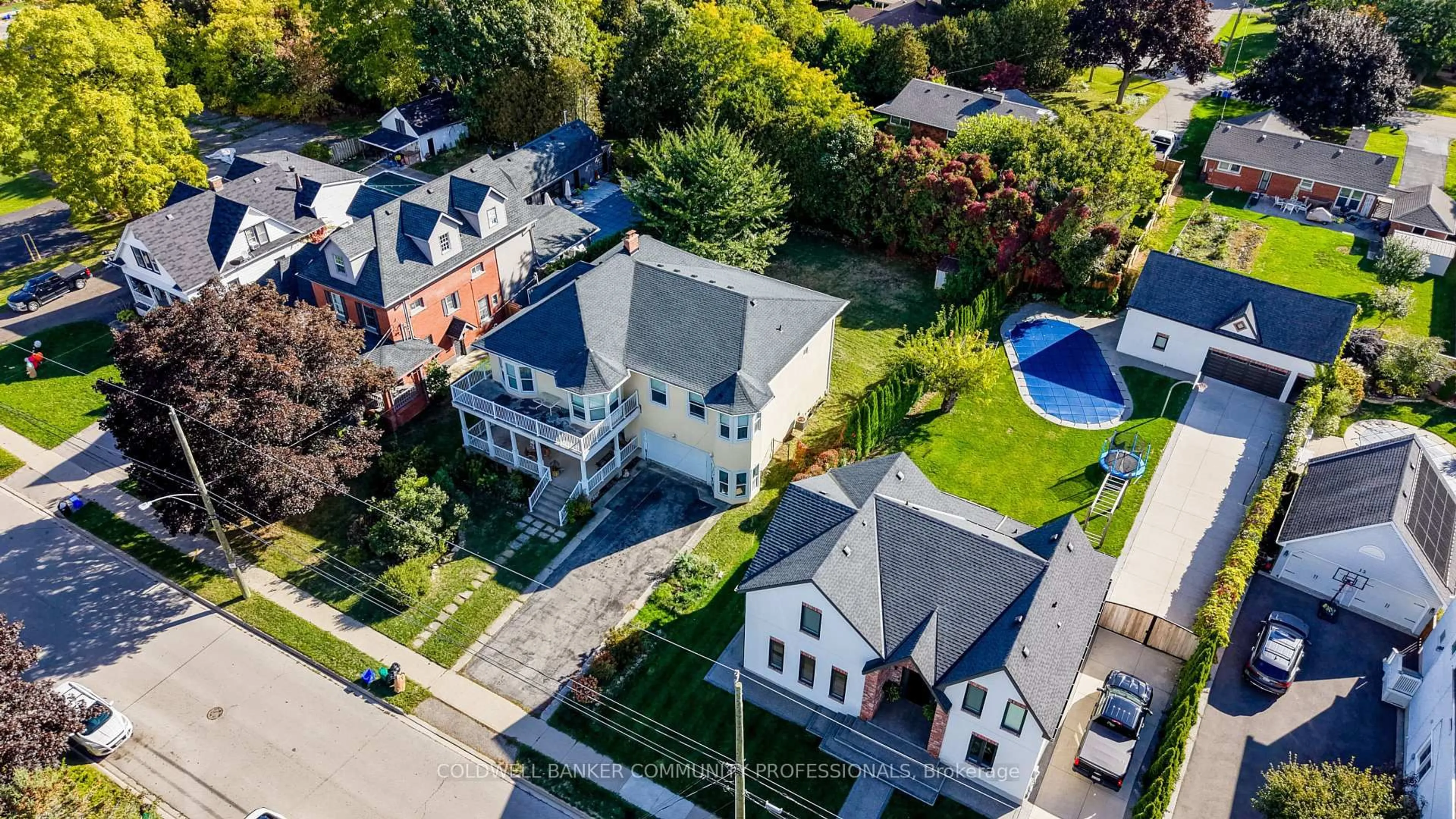 A pic from outside/outdoor area/front of a property/back of a property/a pic from drone, street for 7 Robinson St, Grimsby Ontario L3M 3C5