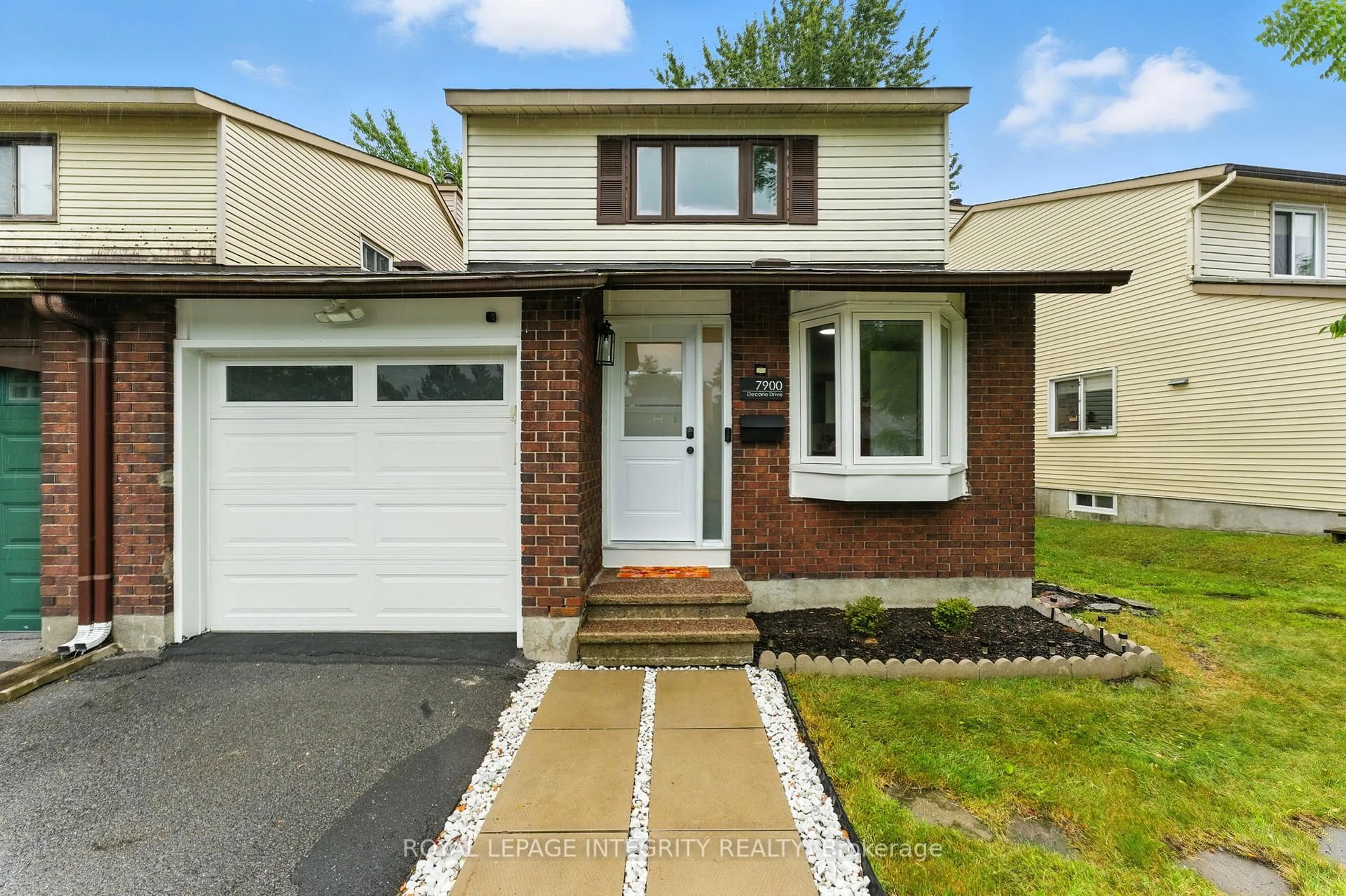 Home with vinyl exterior material, street for 7900 Decarie Dr, Ottawa Ontario K1C 2K3