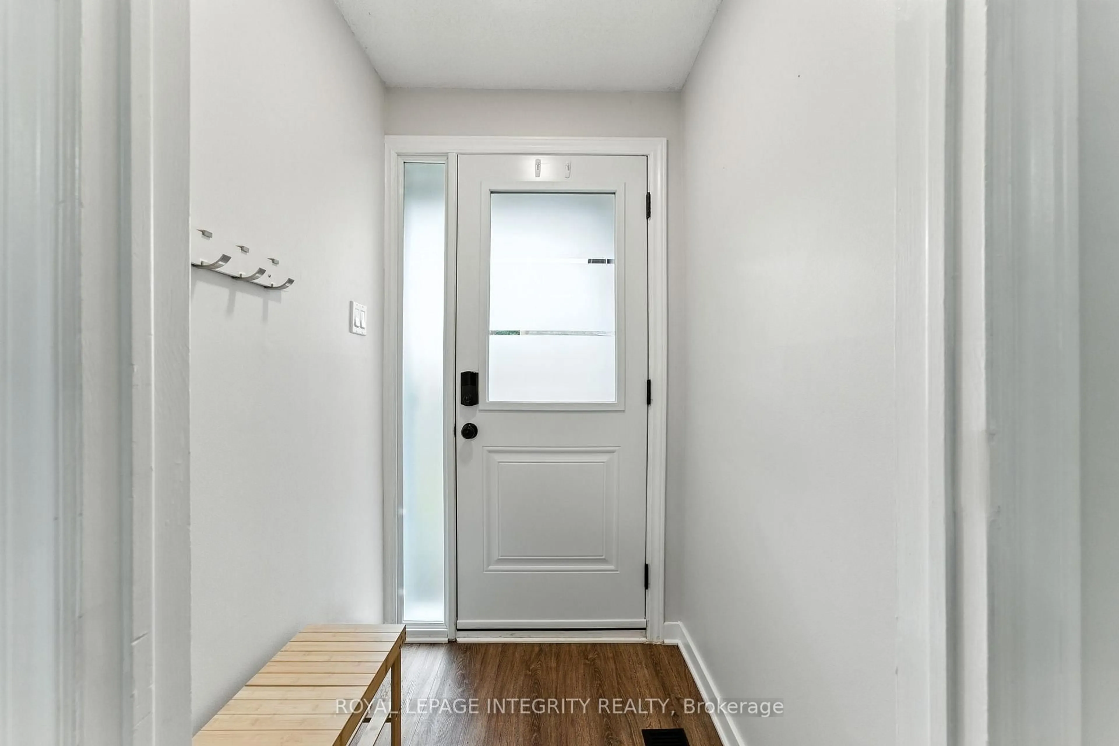 Indoor entryway for 7900 Decarie Dr, Ottawa Ontario K1C 2K3