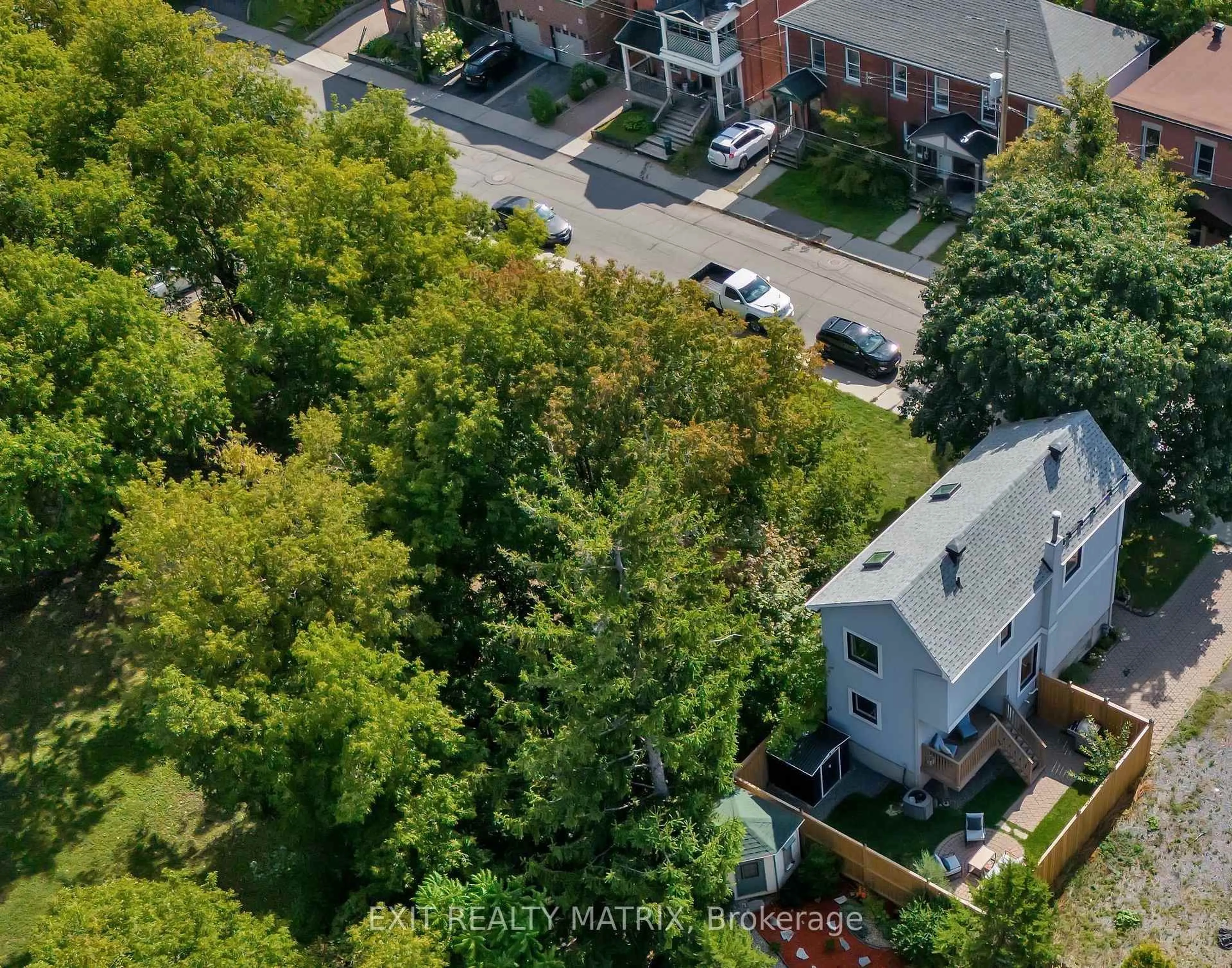A pic from outside/outdoor area/front of a property/back of a property/a pic from drone, city buildings view from balcony for 177 Hawthorne Ave, Ottawa Ontario K1S 0B4