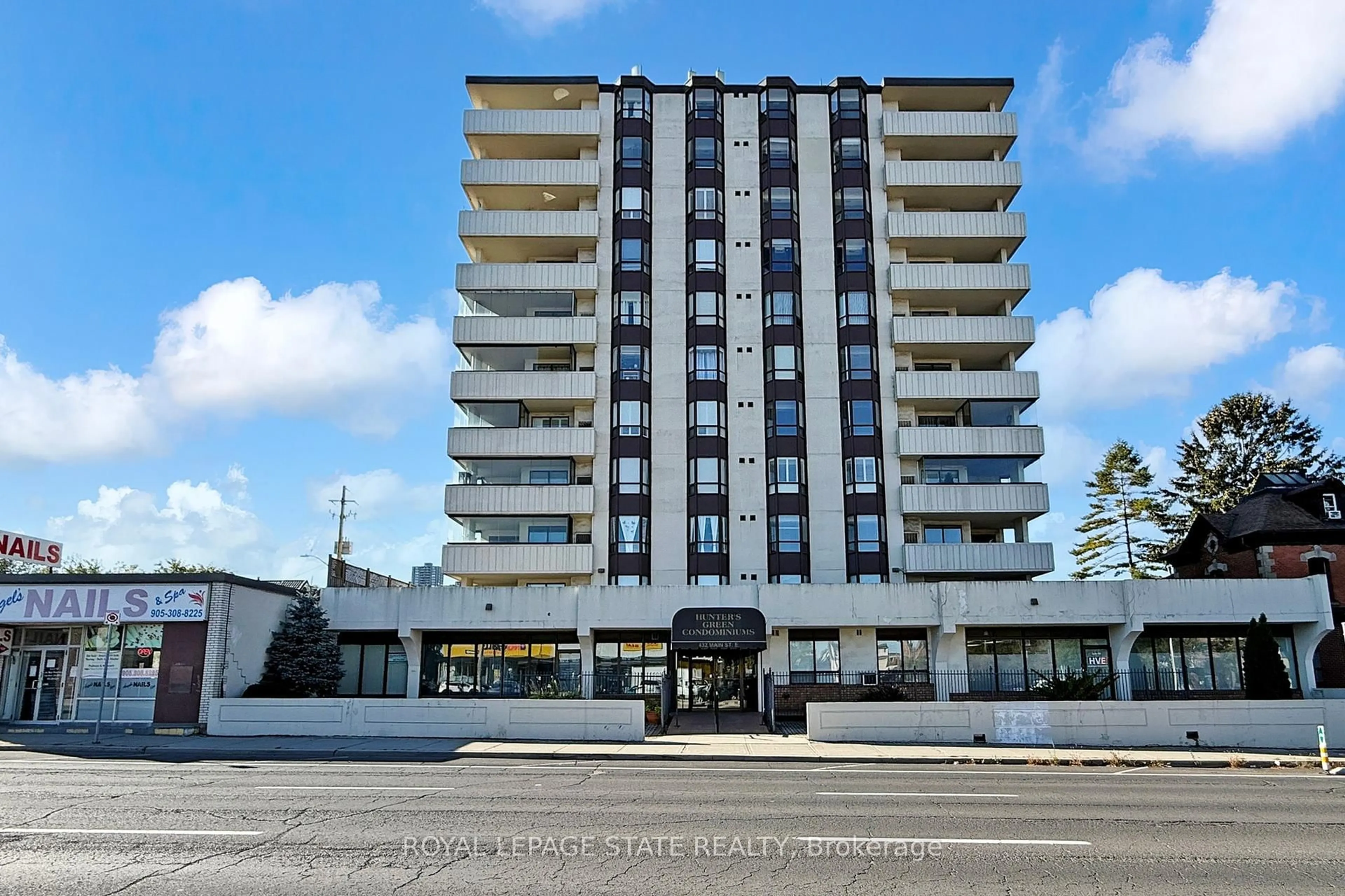 Indoor foyer for 432 Main St #1002, Hamilton Ontario L8N 1J9