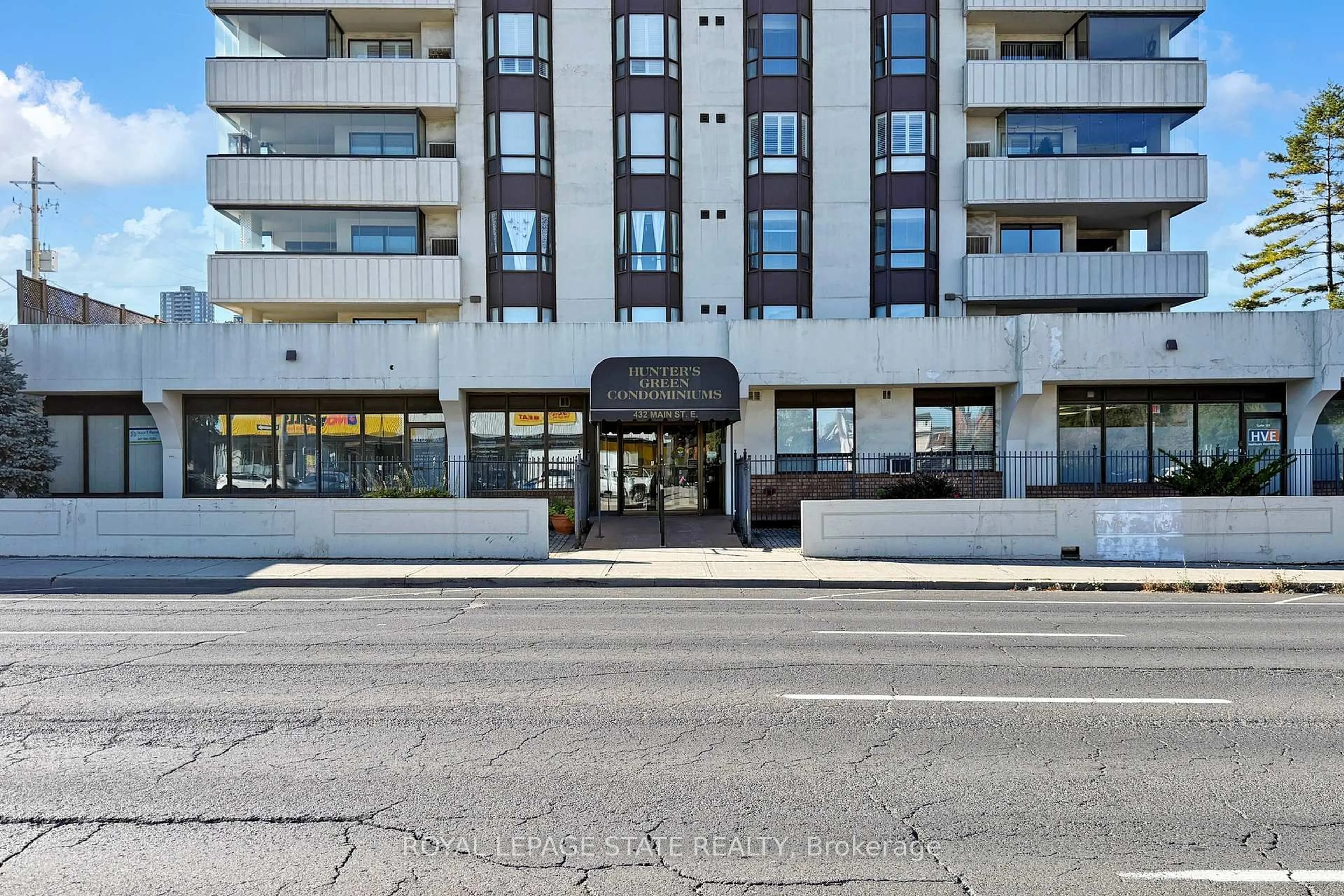 Indoor foyer for 432 Main St #1002, Hamilton Ontario L8N 1J9