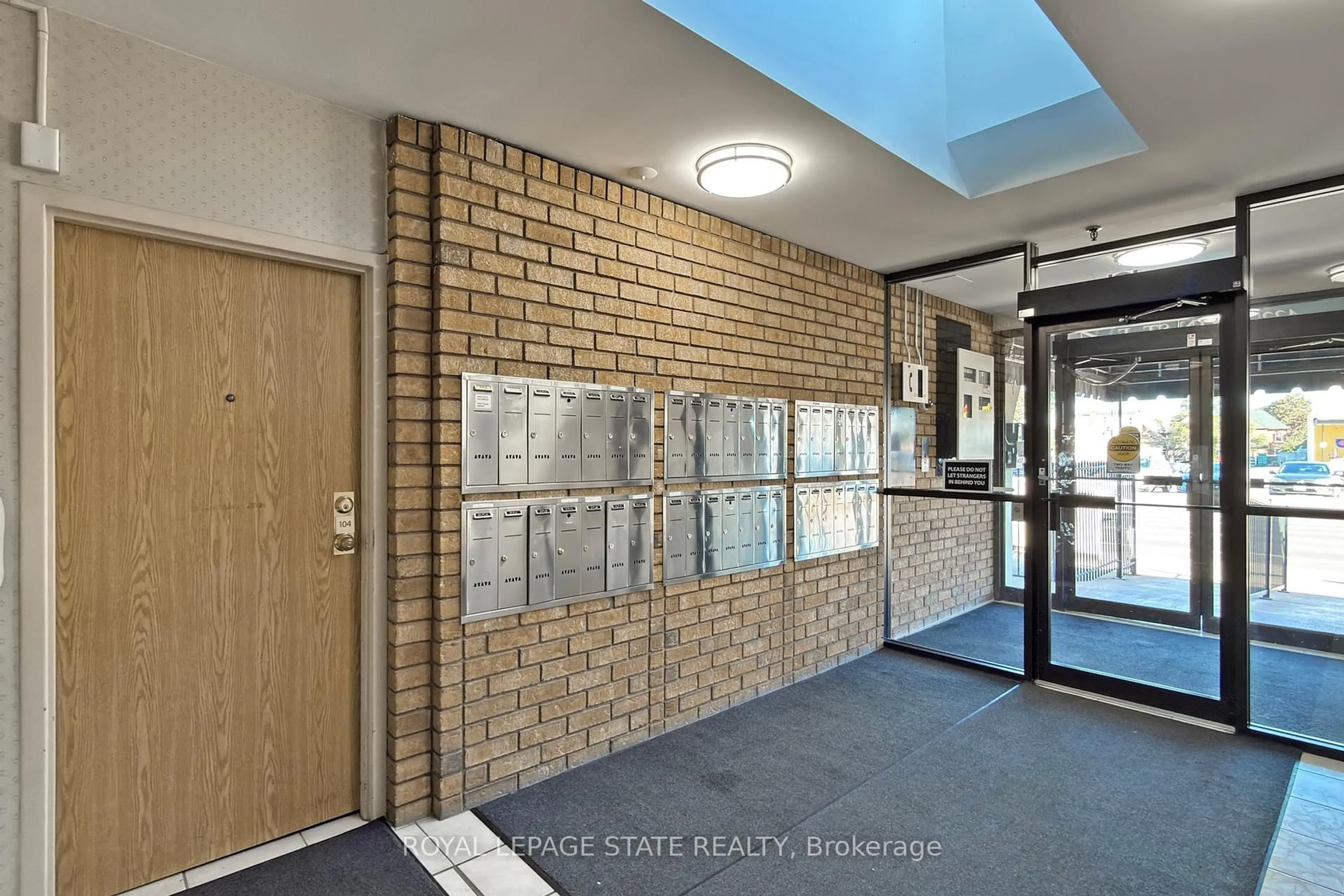 Indoor foyer for 432 Main St #1002, Hamilton Ontario L8N 1J9