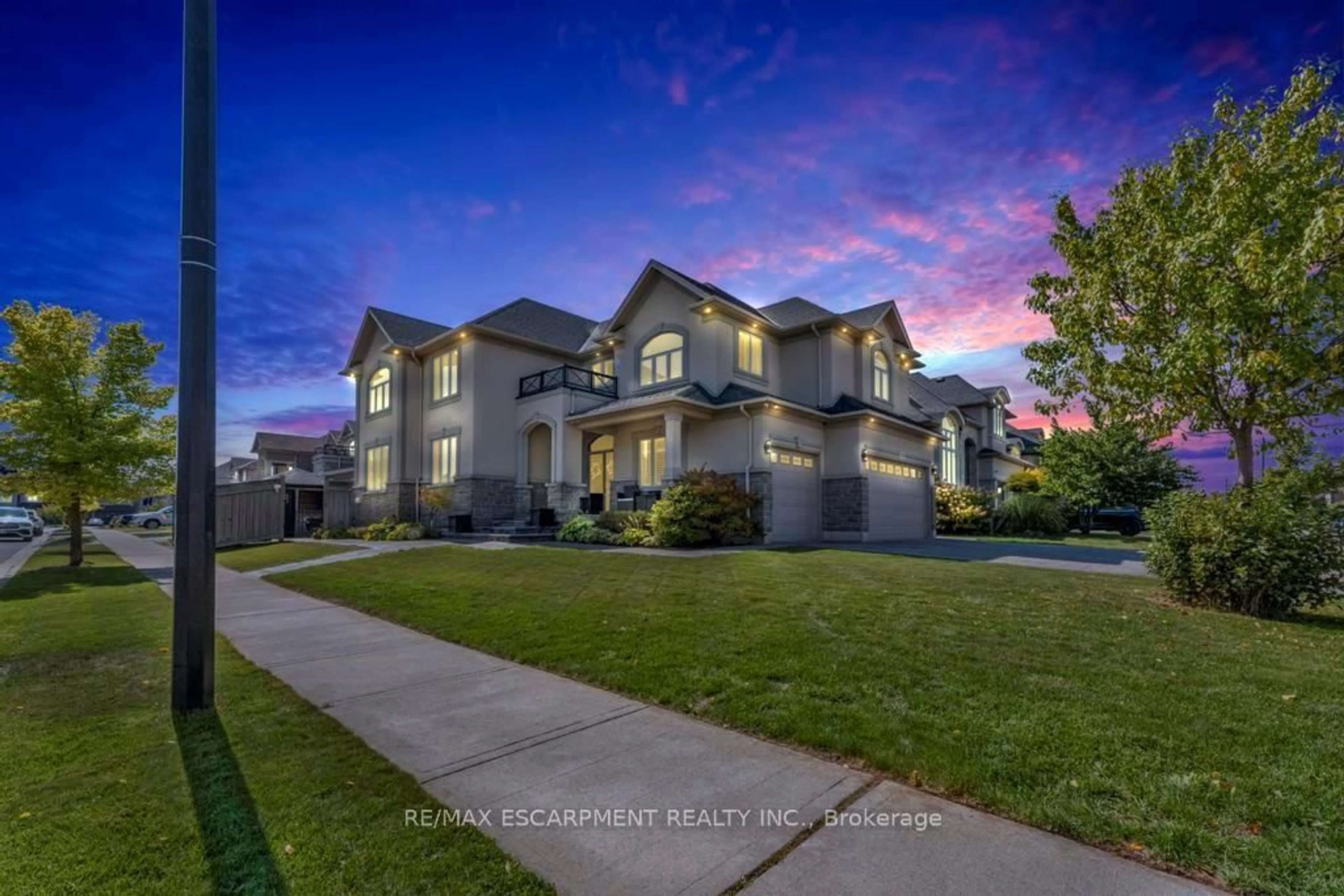 A pic from outside/outdoor area/front of a property/back of a property/a pic from drone, mountain view for 236 MOTHER'S St, Hamilton Ontario L9B 0E1