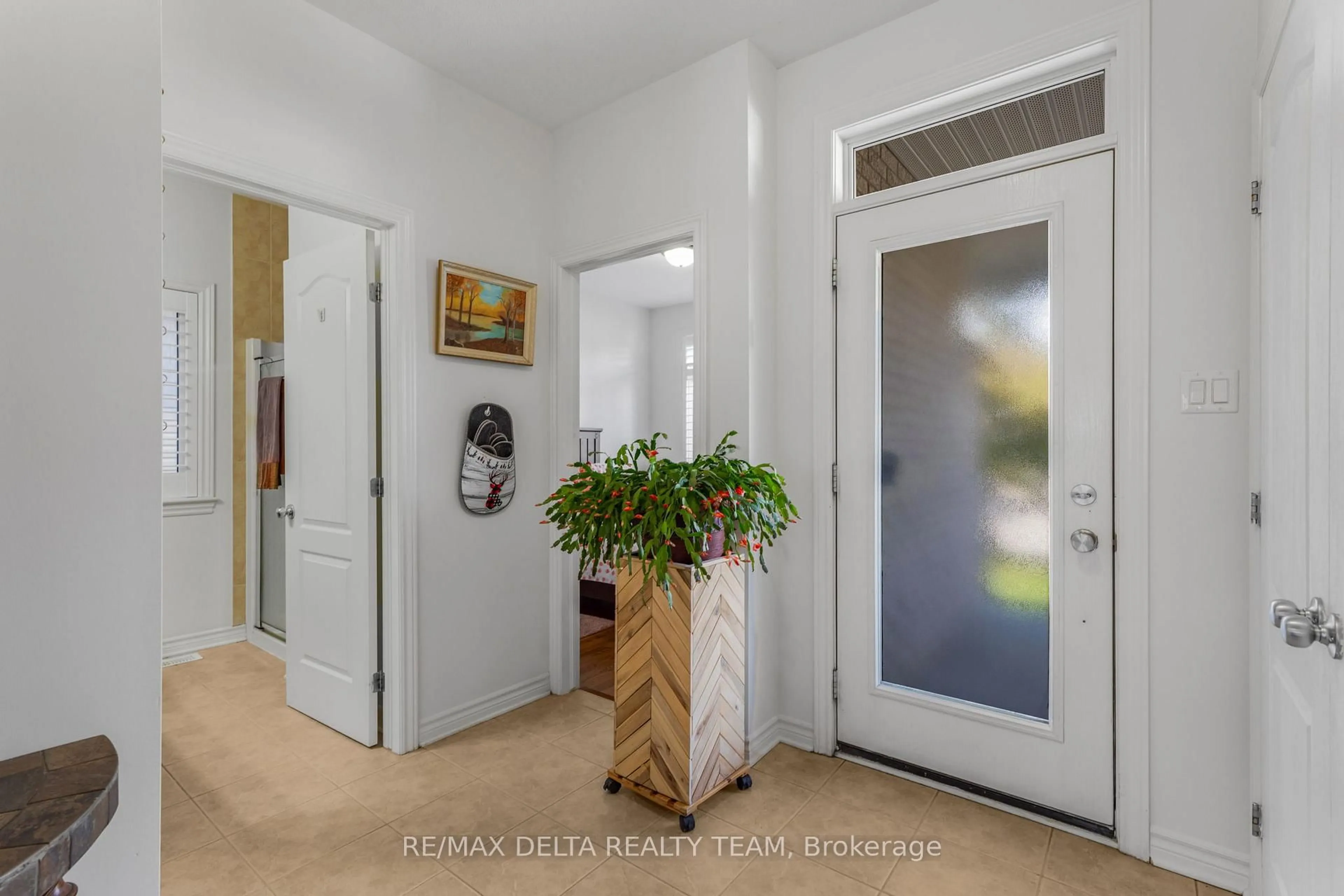 Indoor entryway for 702 Cabris Cres, Ottawa Ontario K4A 0T6