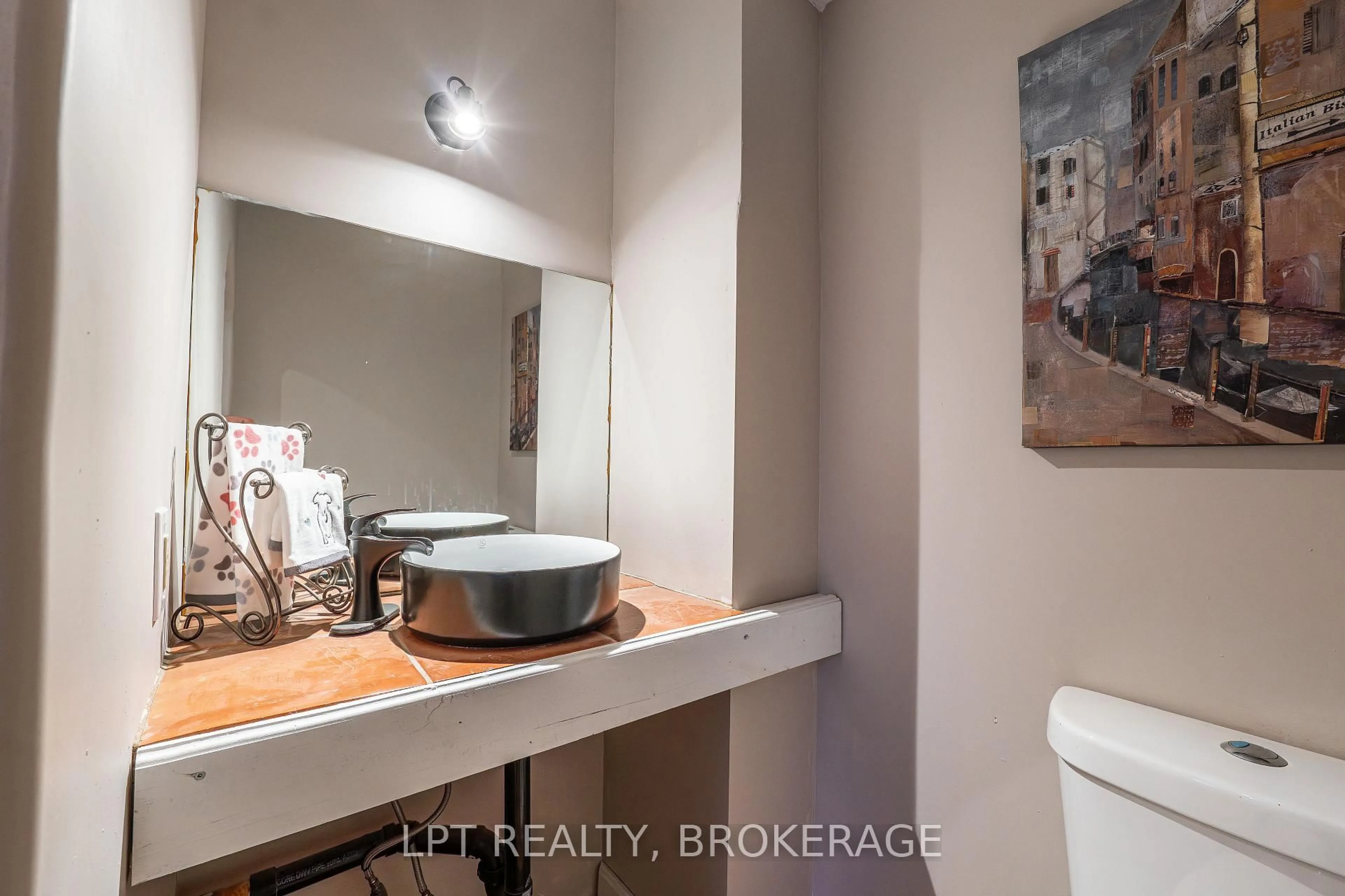 Standard bathroom, ceramic/tile floor for 277 Brock St, Gananoque Ontario K7G 1K5