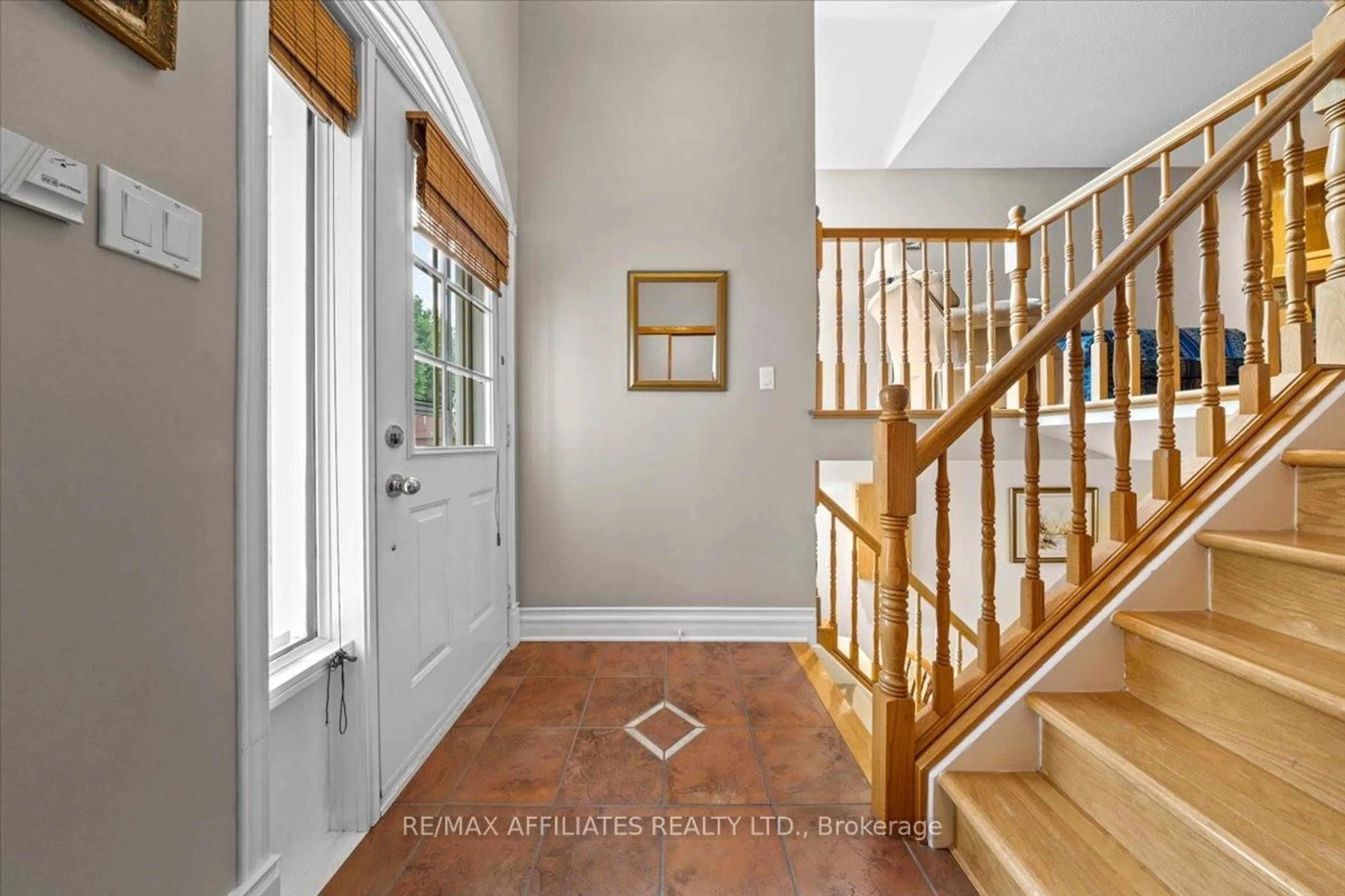 Indoor entryway for 1694 Toulouse Cres, Ottawa Ontario K1C 6K3