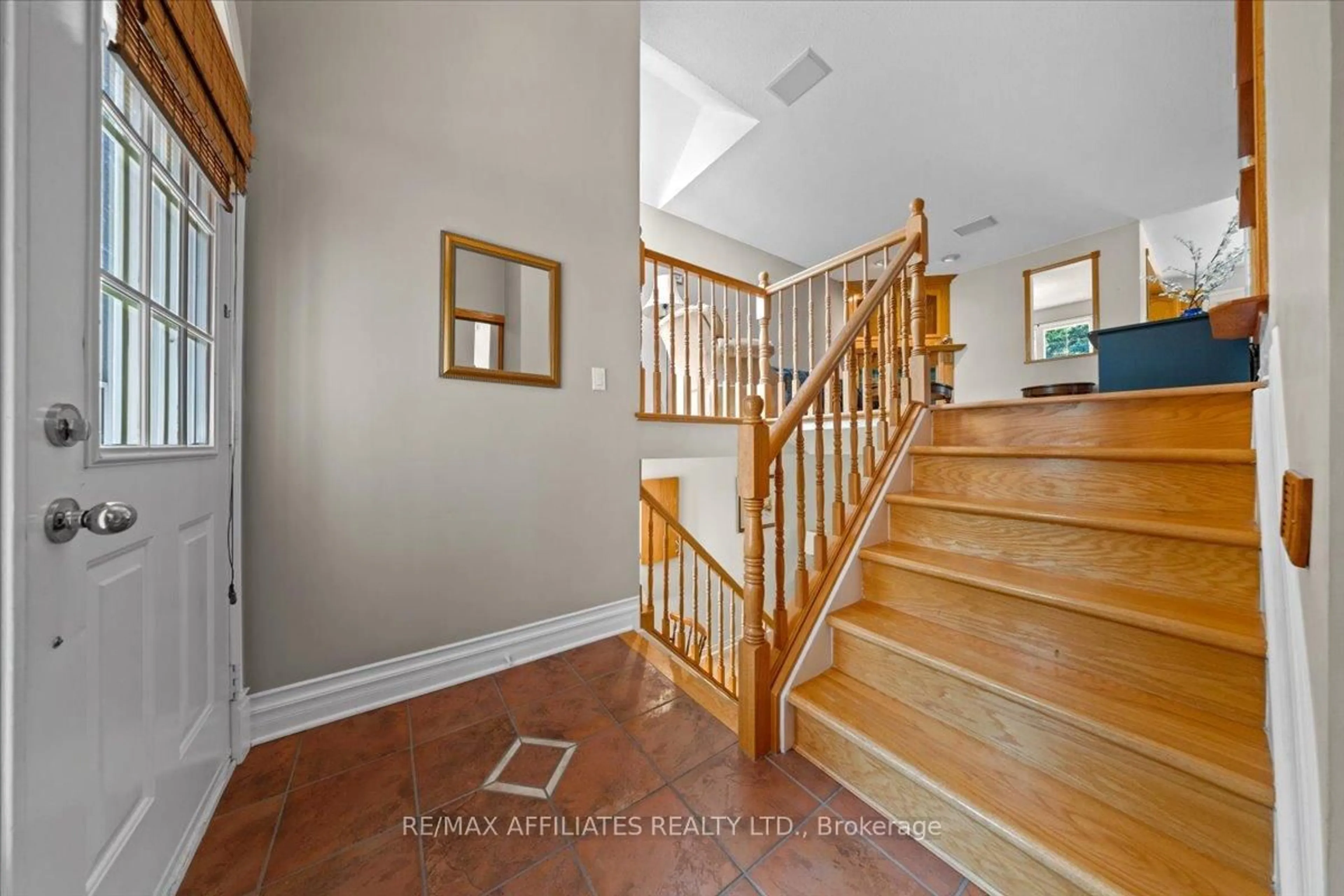 Indoor foyer for 1694 Toulouse Cres, Ottawa Ontario K1C 6K3