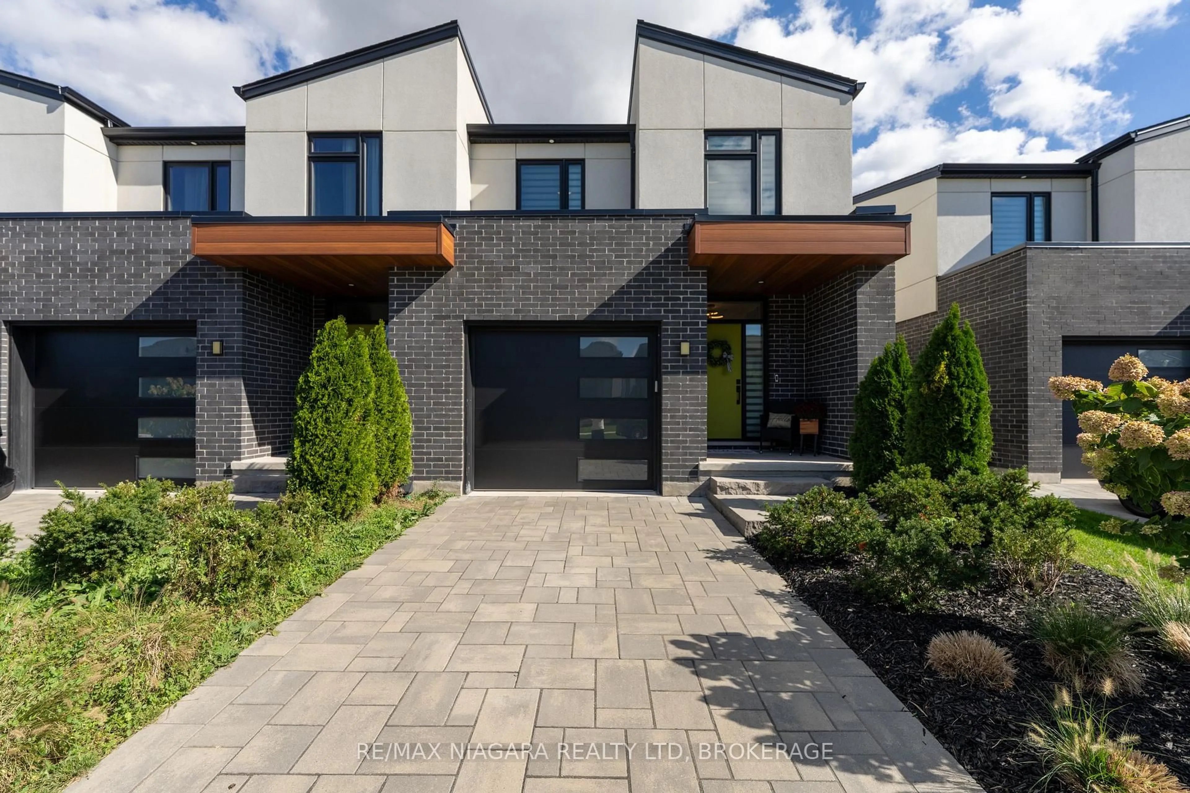 Patio, street for 7194 Parsa St, Niagara Falls Ontario L2H 3T1