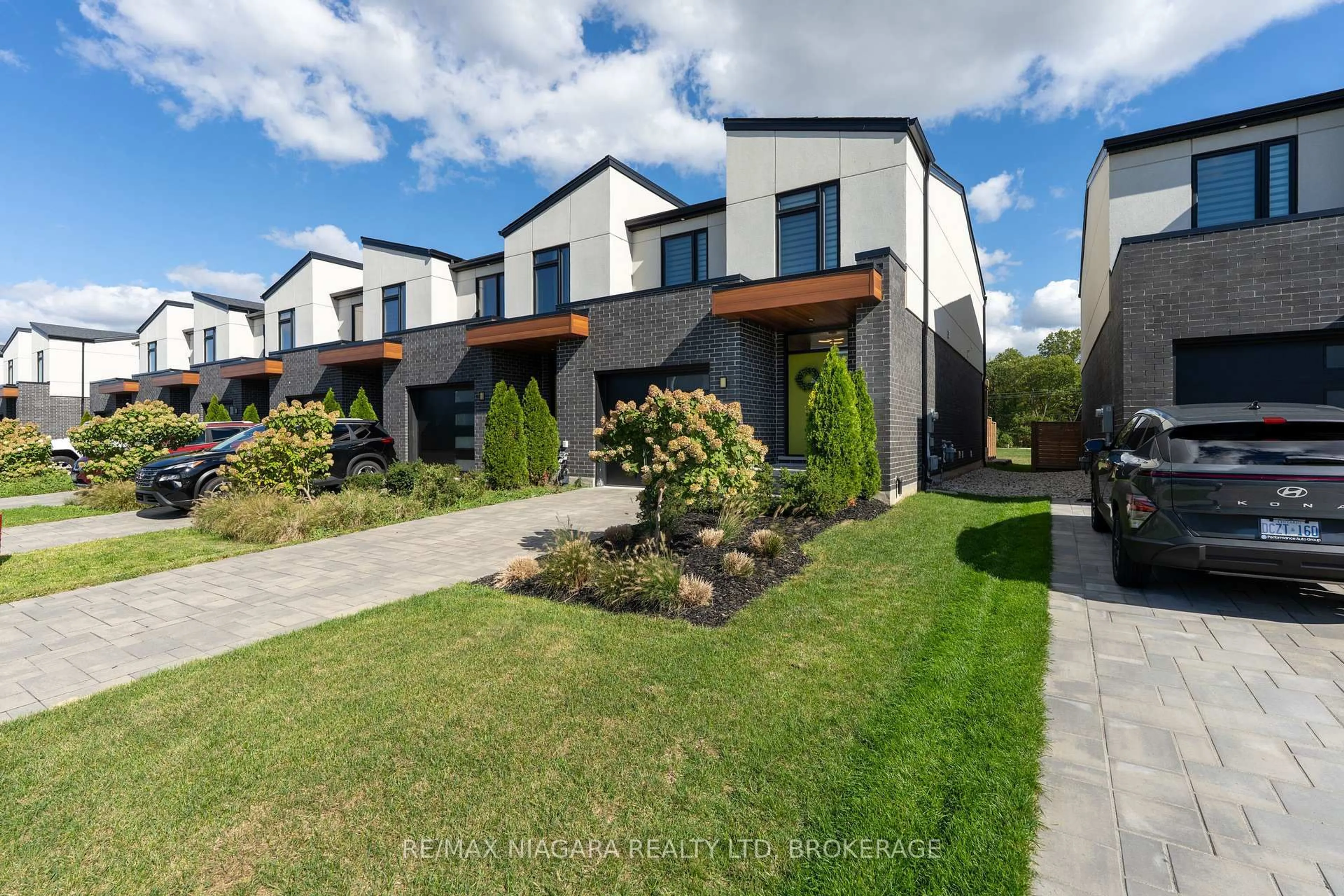 A pic from outside/outdoor area/front of a property/back of a property/a pic from drone, street for 7194 Parsa St, Niagara Falls Ontario L2H 3T1