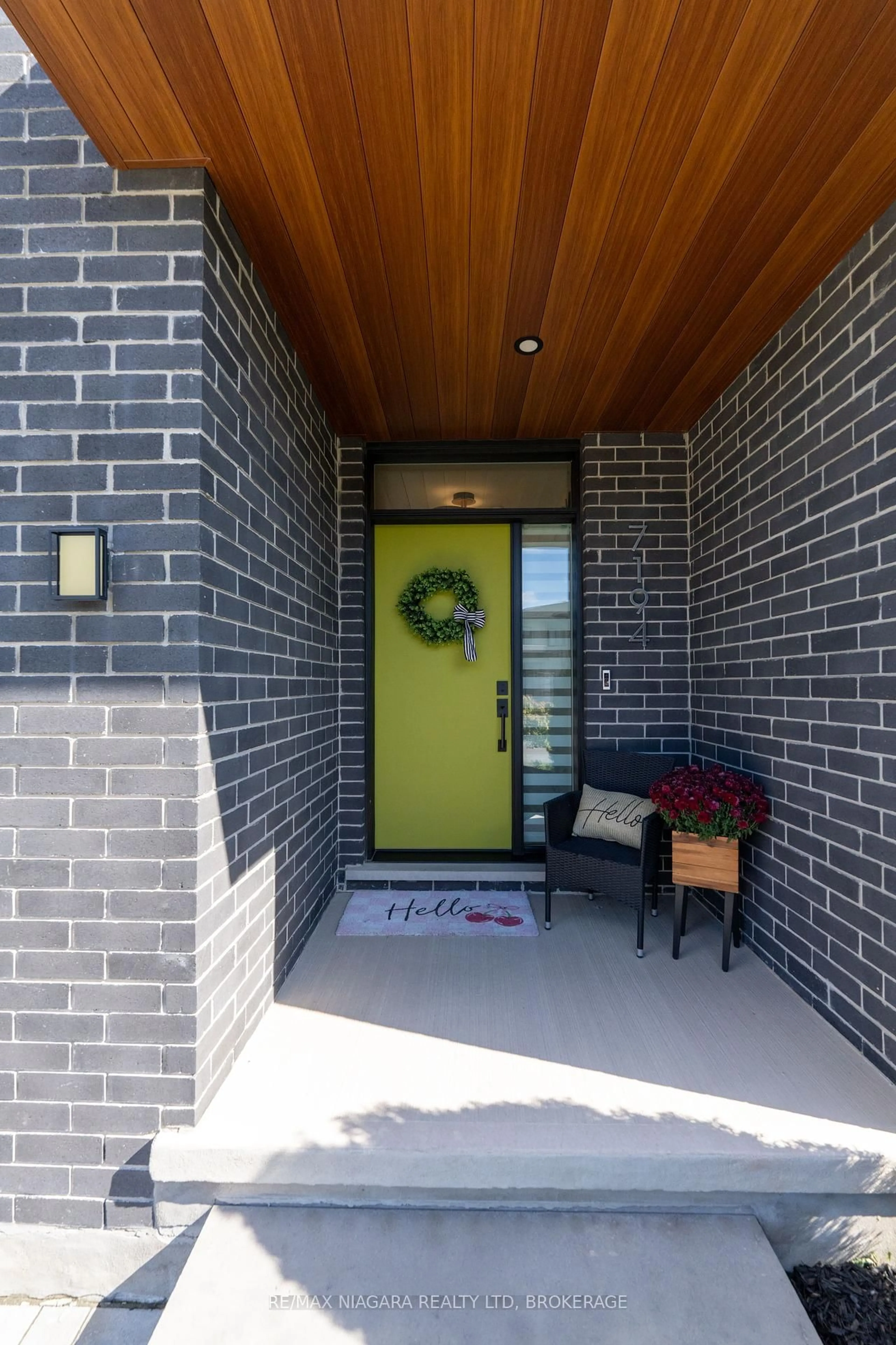 Indoor entryway for 7194 Parsa St, Niagara Falls Ontario L2H 3T1