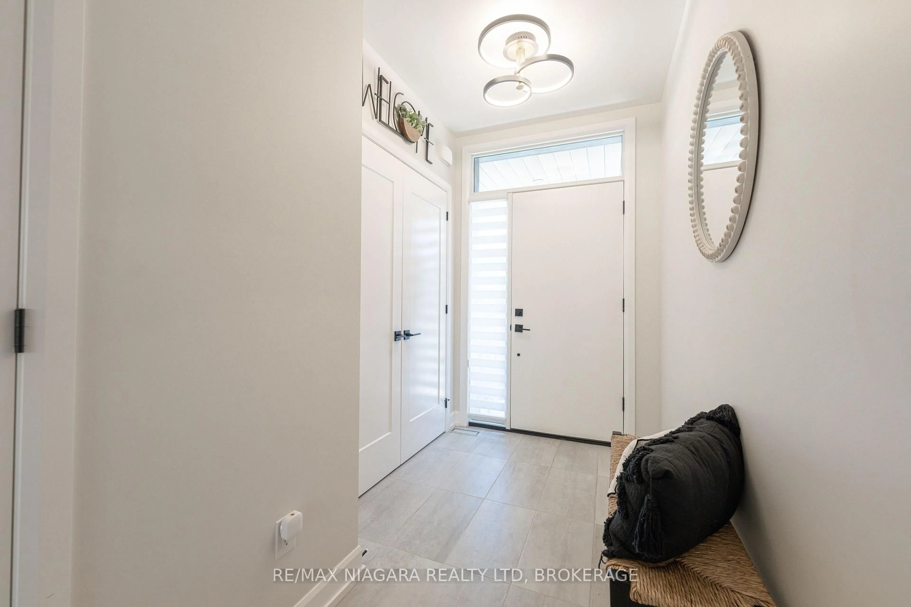 Indoor entryway for 7194 Parsa St, Niagara Falls Ontario L2H 3T1