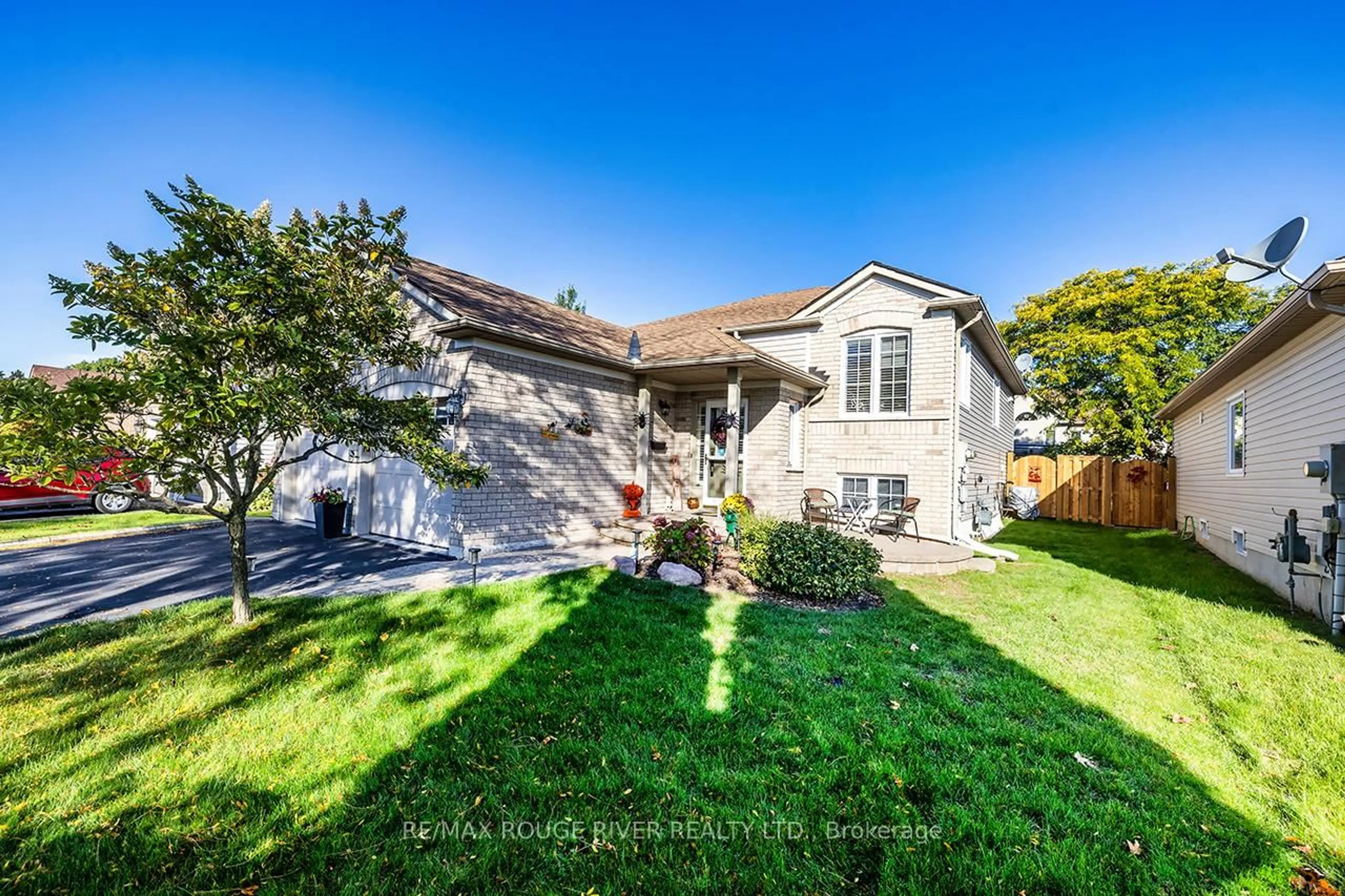 A pic from outside/outdoor area/front of a property/back of a property/a pic from drone, street for 12 Jeffries St, Port Hope Ontario L1A 4K2