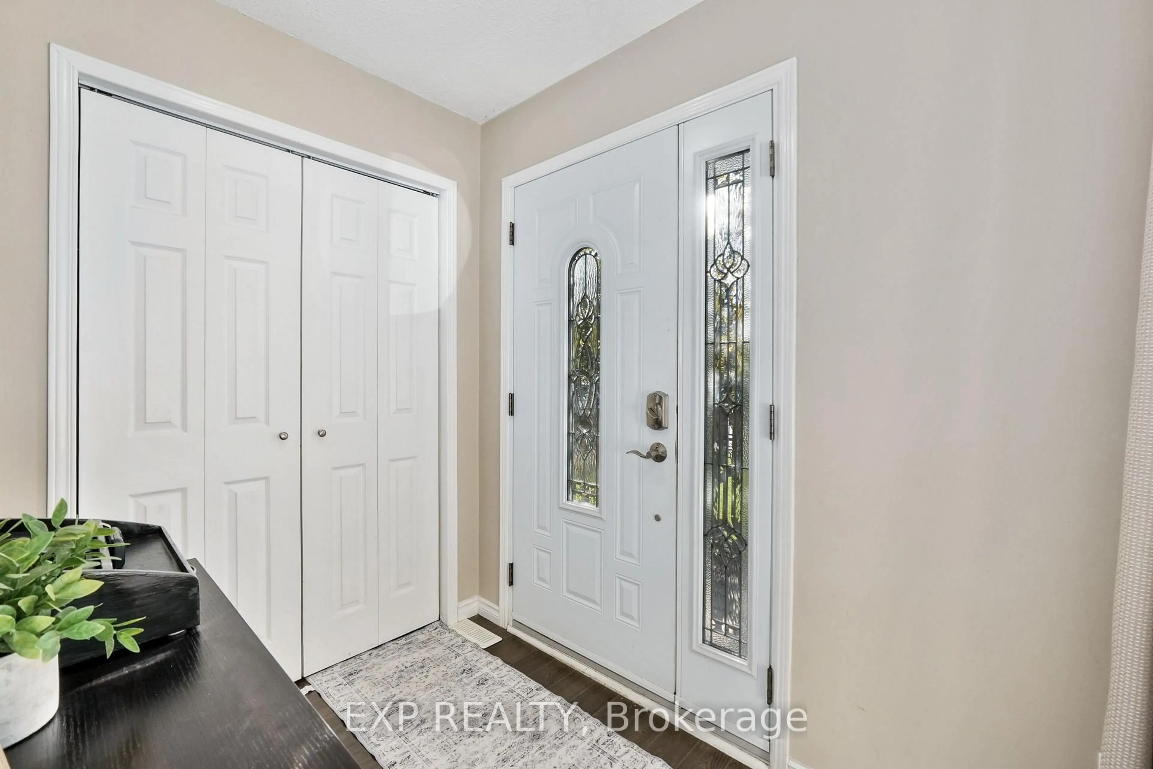 Indoor entryway for 160 Peacock Blvd, Port Hope Ontario L1A 4E2