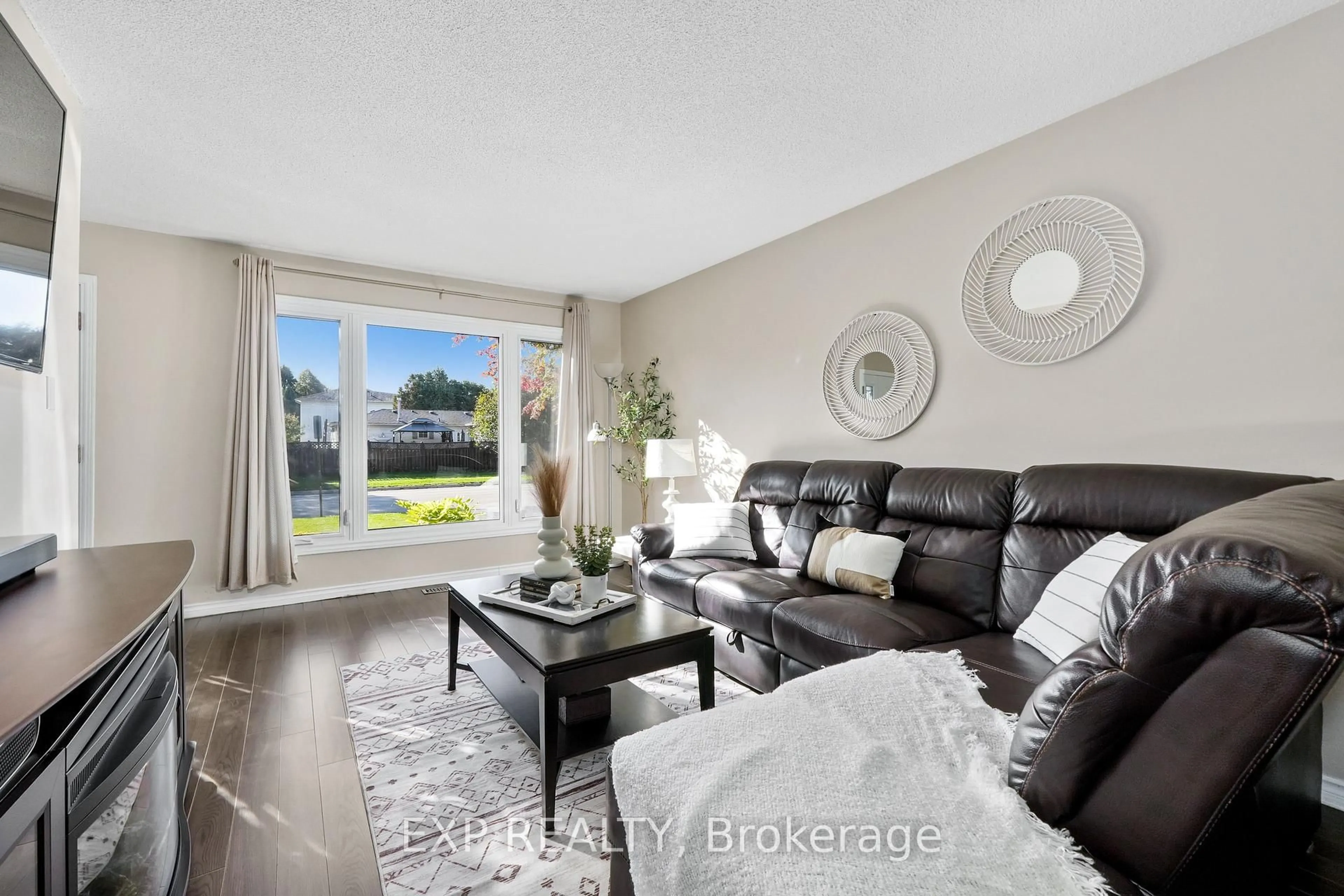 Living room with furniture, wood/laminate floor for 160 Peacock Blvd, Port Hope Ontario L1A 4E2