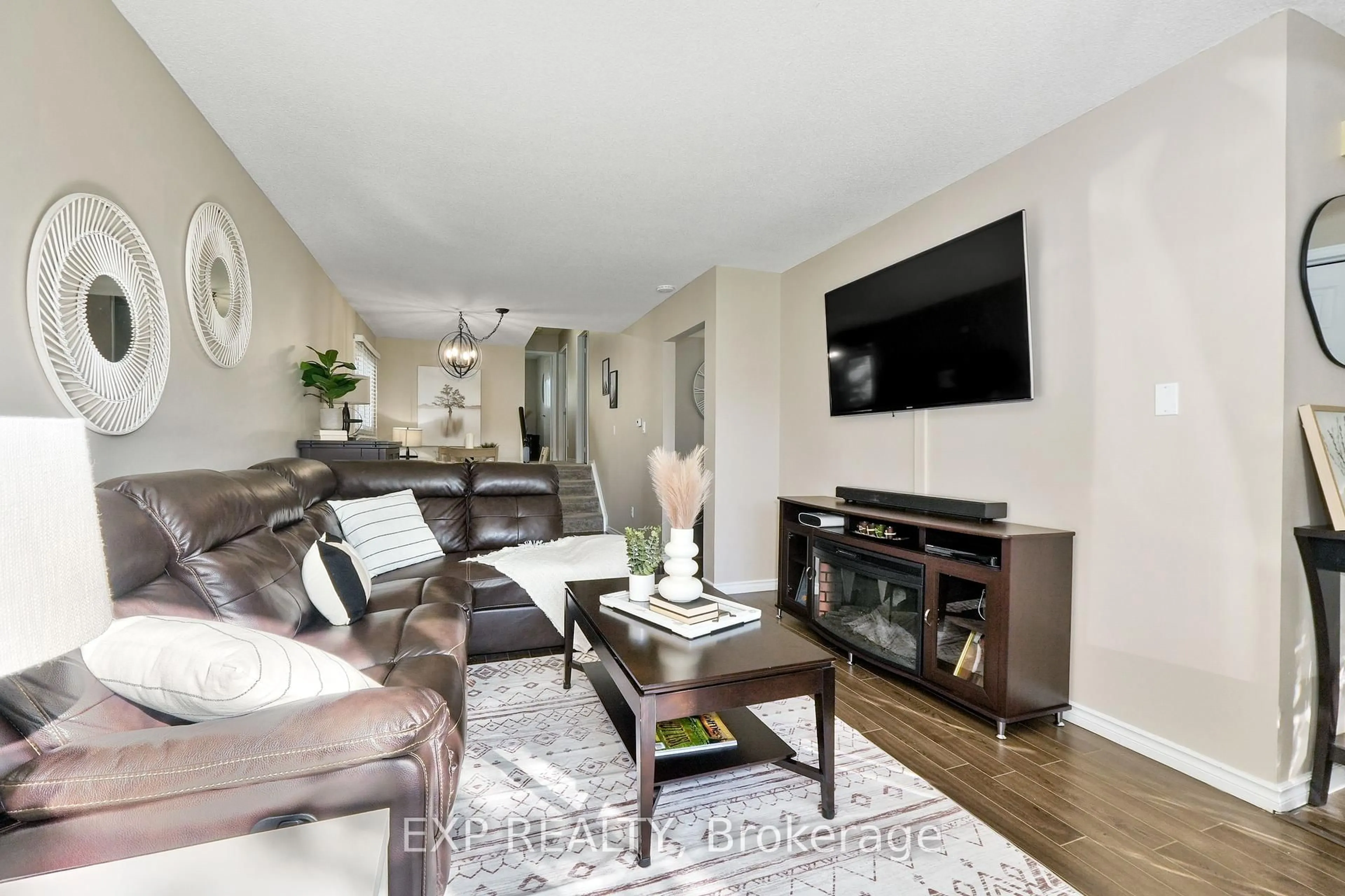 Living room with furniture, wood/laminate floor for 160 Peacock Blvd, Port Hope Ontario L1A 4E2
