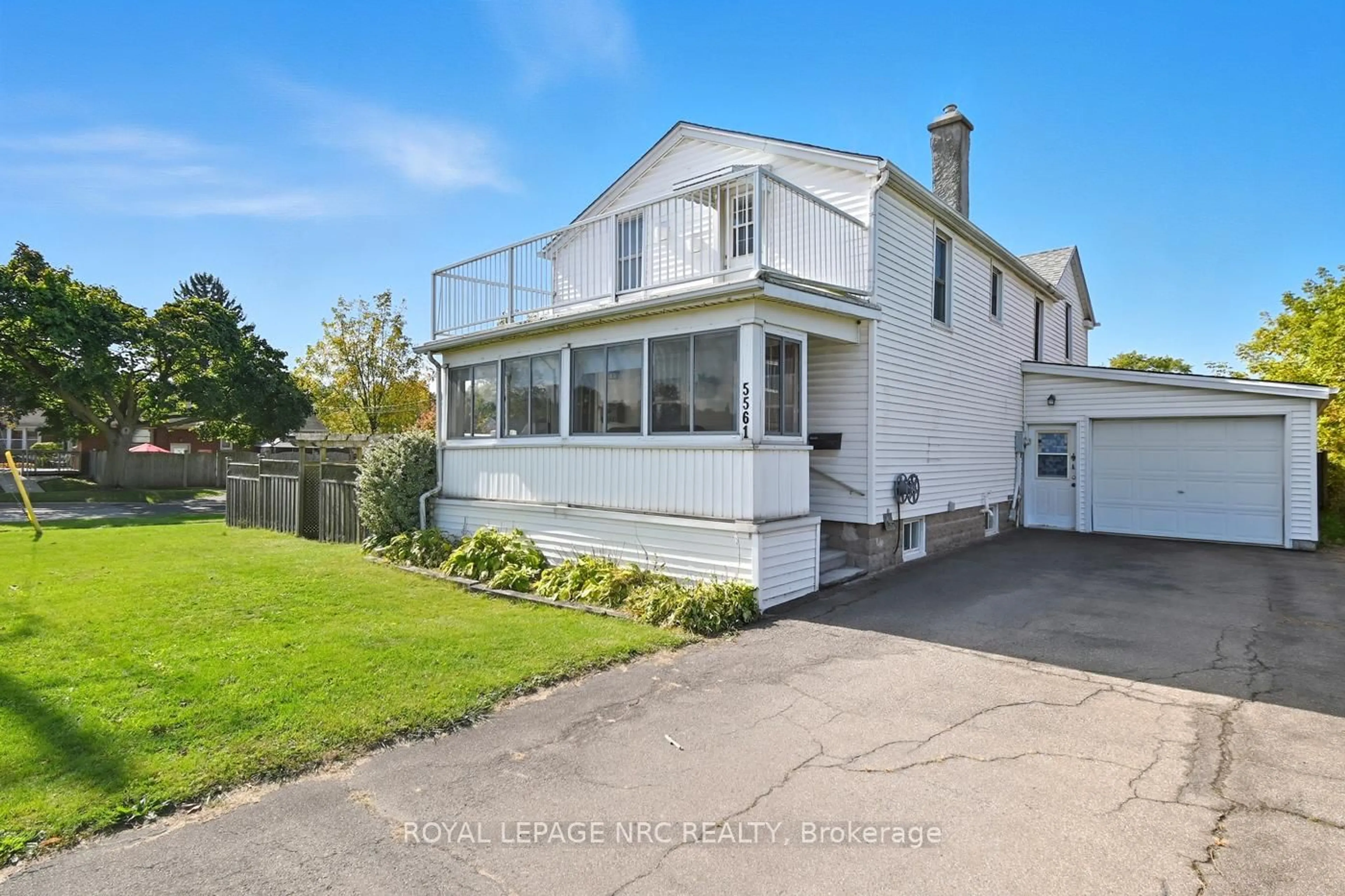 A pic from outside/outdoor area/front of a property/back of a property/a pic from drone, street for 5561 Dorchester Rd, Niagara Falls Ontario L2G 5S2