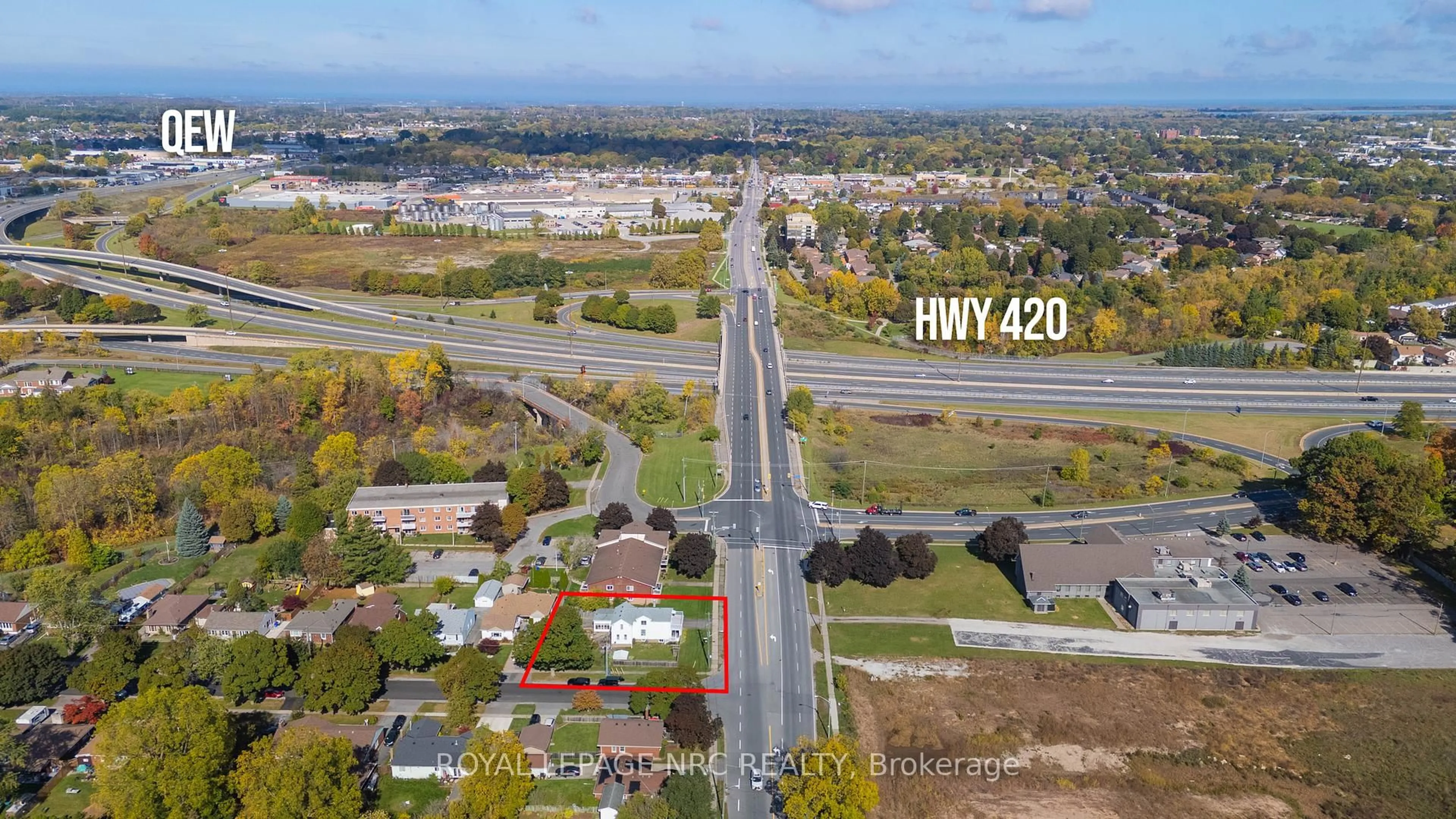 A pic from outside/outdoor area/front of a property/back of a property/a pic from drone, unknown for 5561 Dorchester Rd, Niagara Falls Ontario L2G 5S2