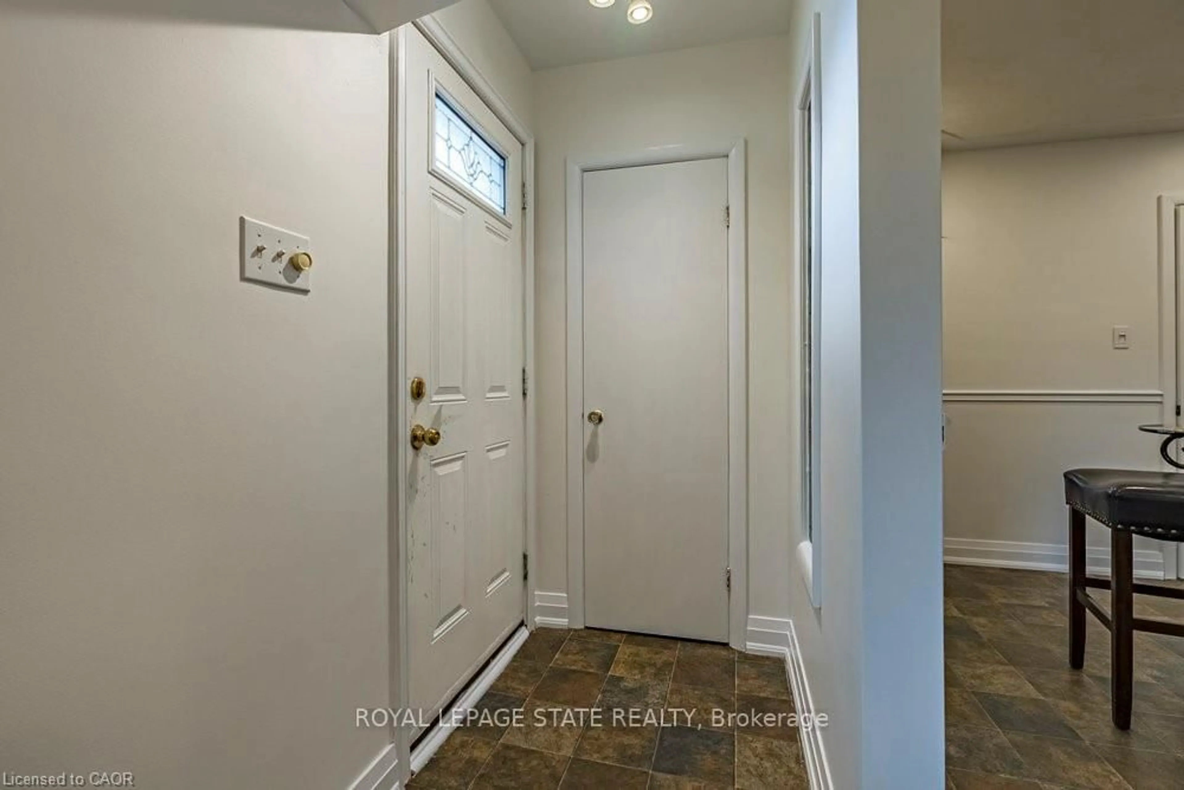 Indoor entryway for 105 Mcelroy Rd, Hamilton Ontario L9A 1Z1