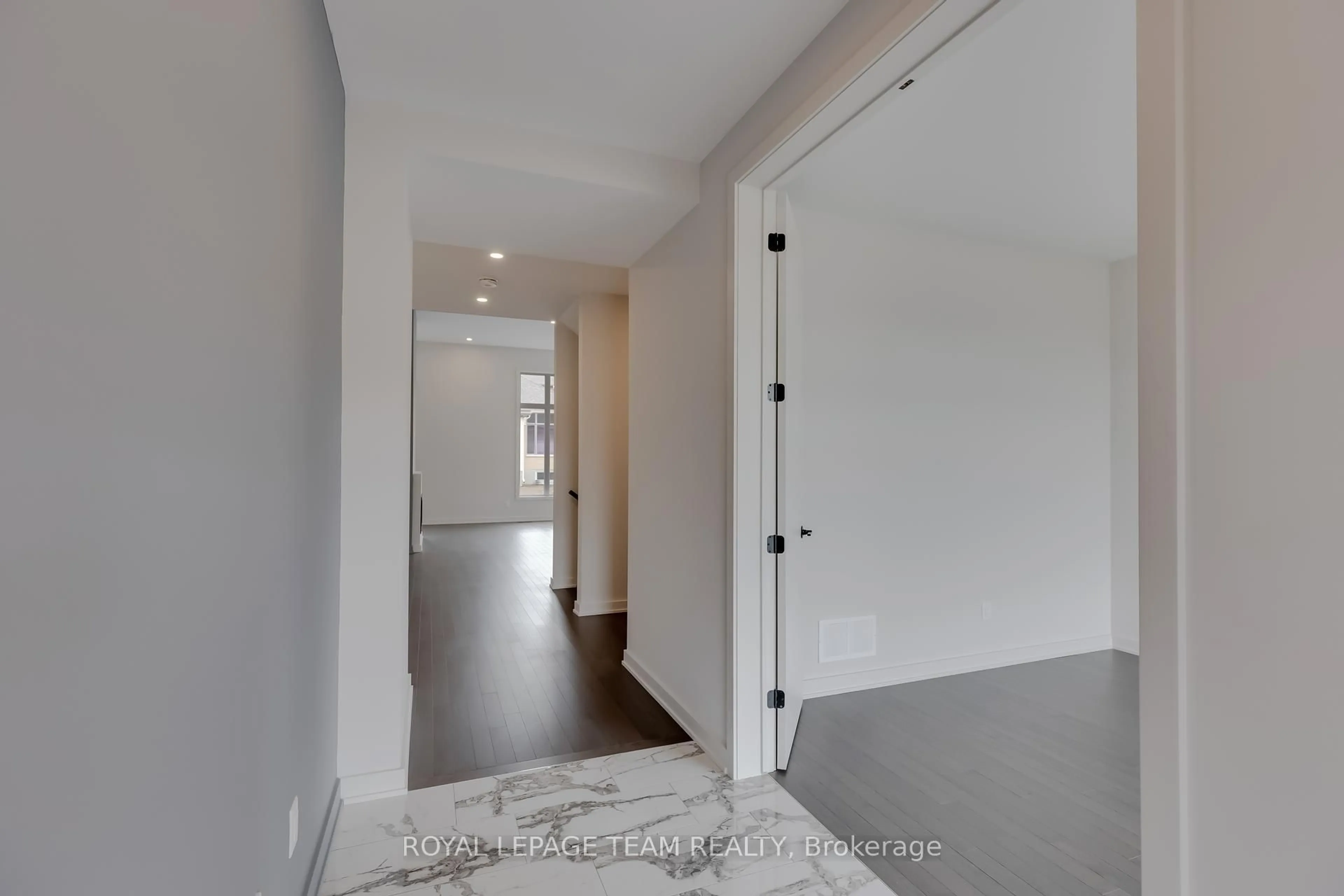 Indoor entryway for 405 Point Grey Terr, Kanata Ontario K2K 0M5