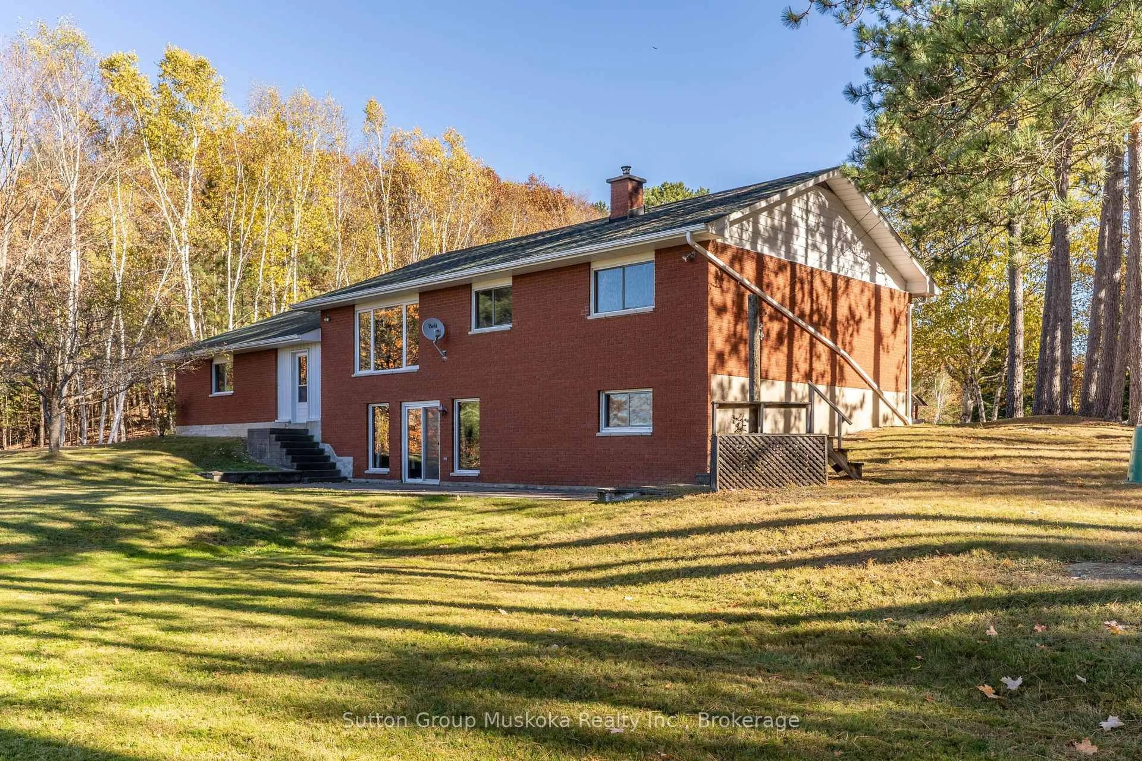 A pic from outside/outdoor area/front of a property/back of a property/a pic from drone, building for 467 West Browns Rd, Huntsville Ontario P1H 0H9