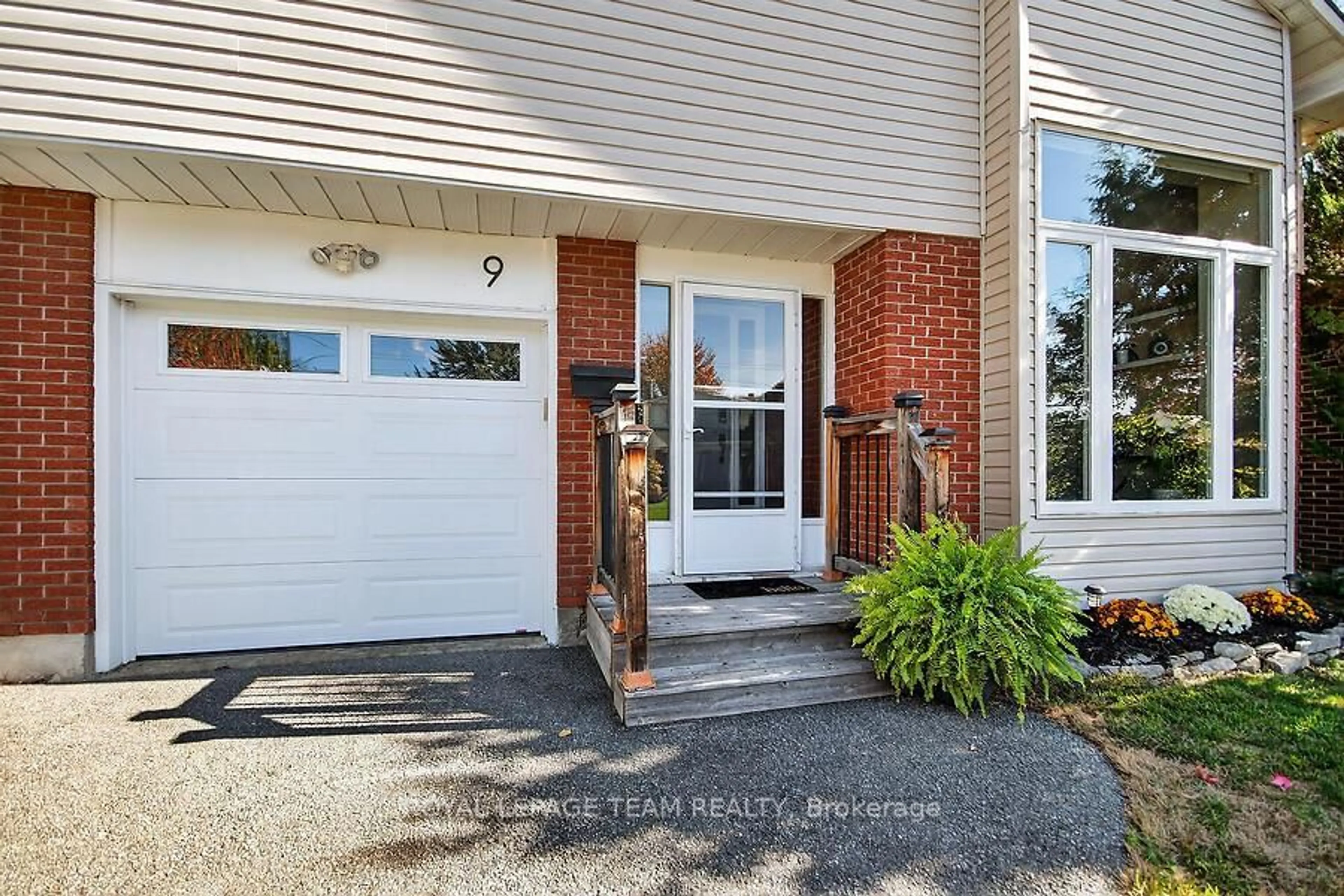 Indoor entryway for 9 RIDING Way, Ottawa Ontario K2M 1C3