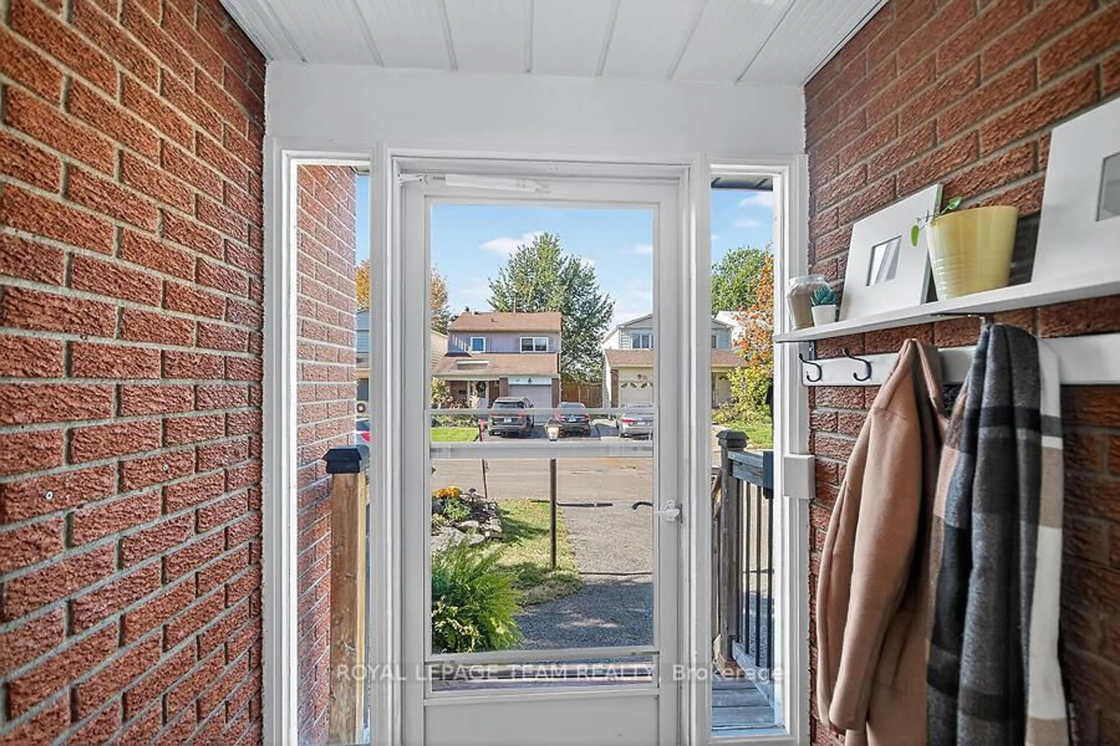 Indoor entryway for 9 RIDING Way, Ottawa Ontario K2M 1C3