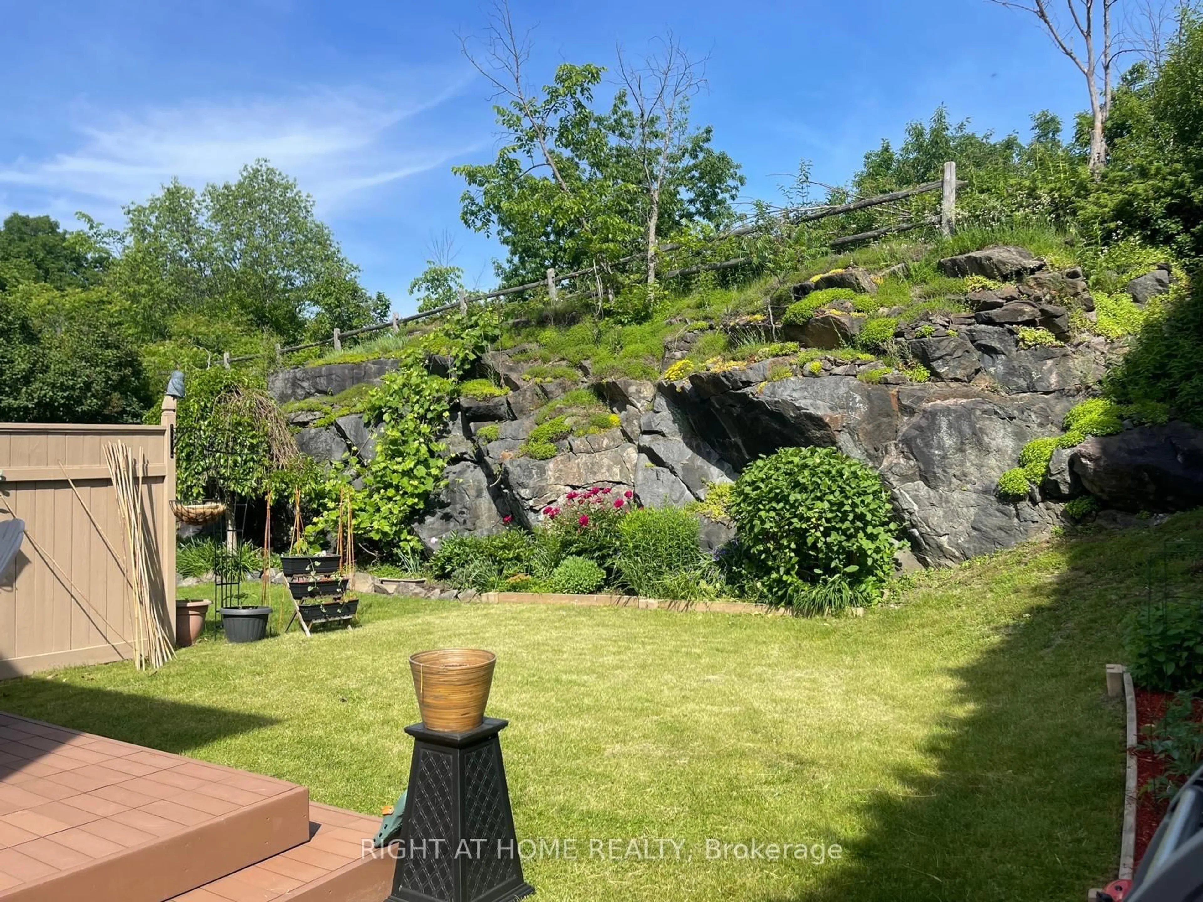 Patio, unknown for 142 Blackdome Cres, Kanata Ontario K2T 1A7