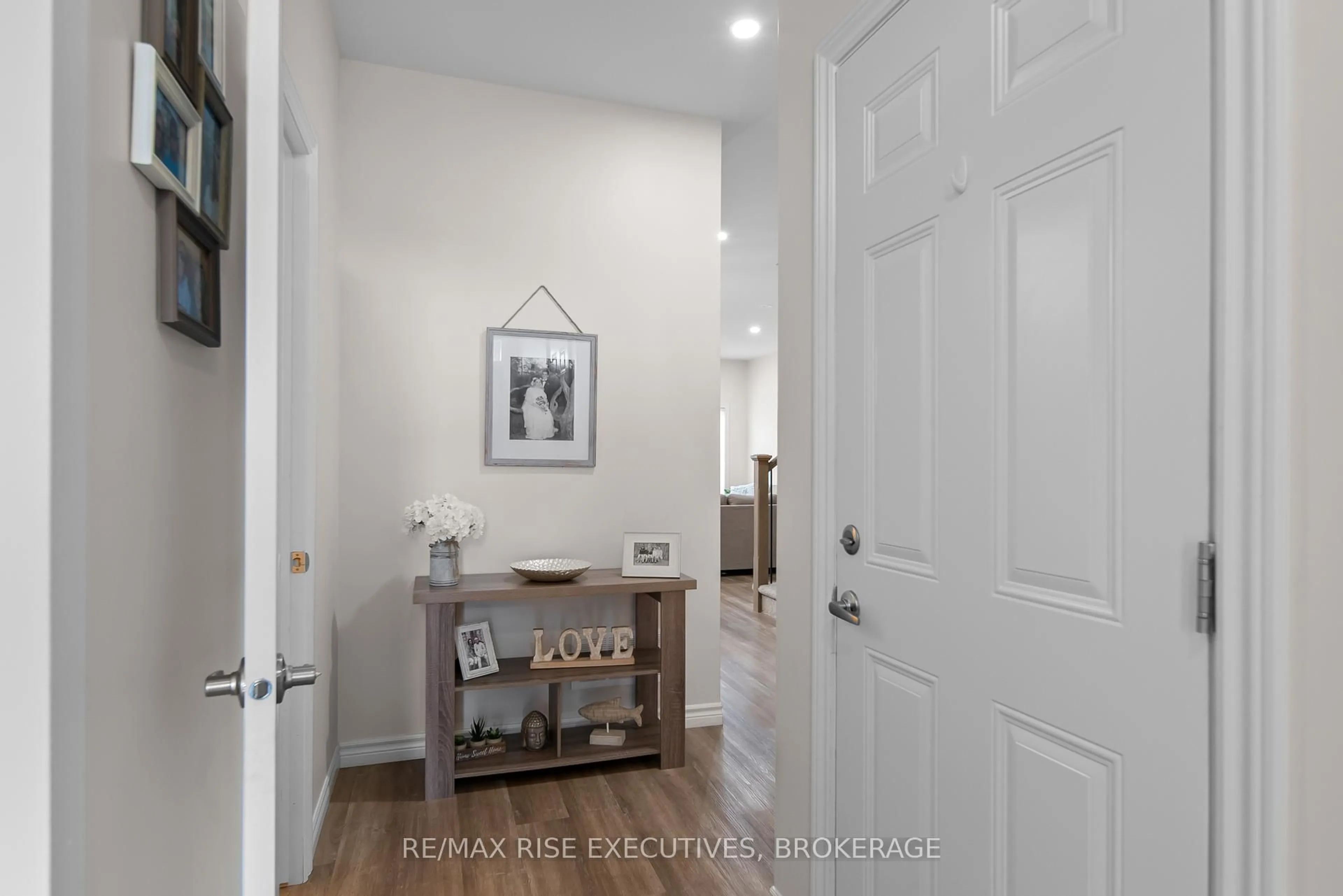Indoor entryway for 2713 Delmar St, Kingston Ontario K7P 0J1