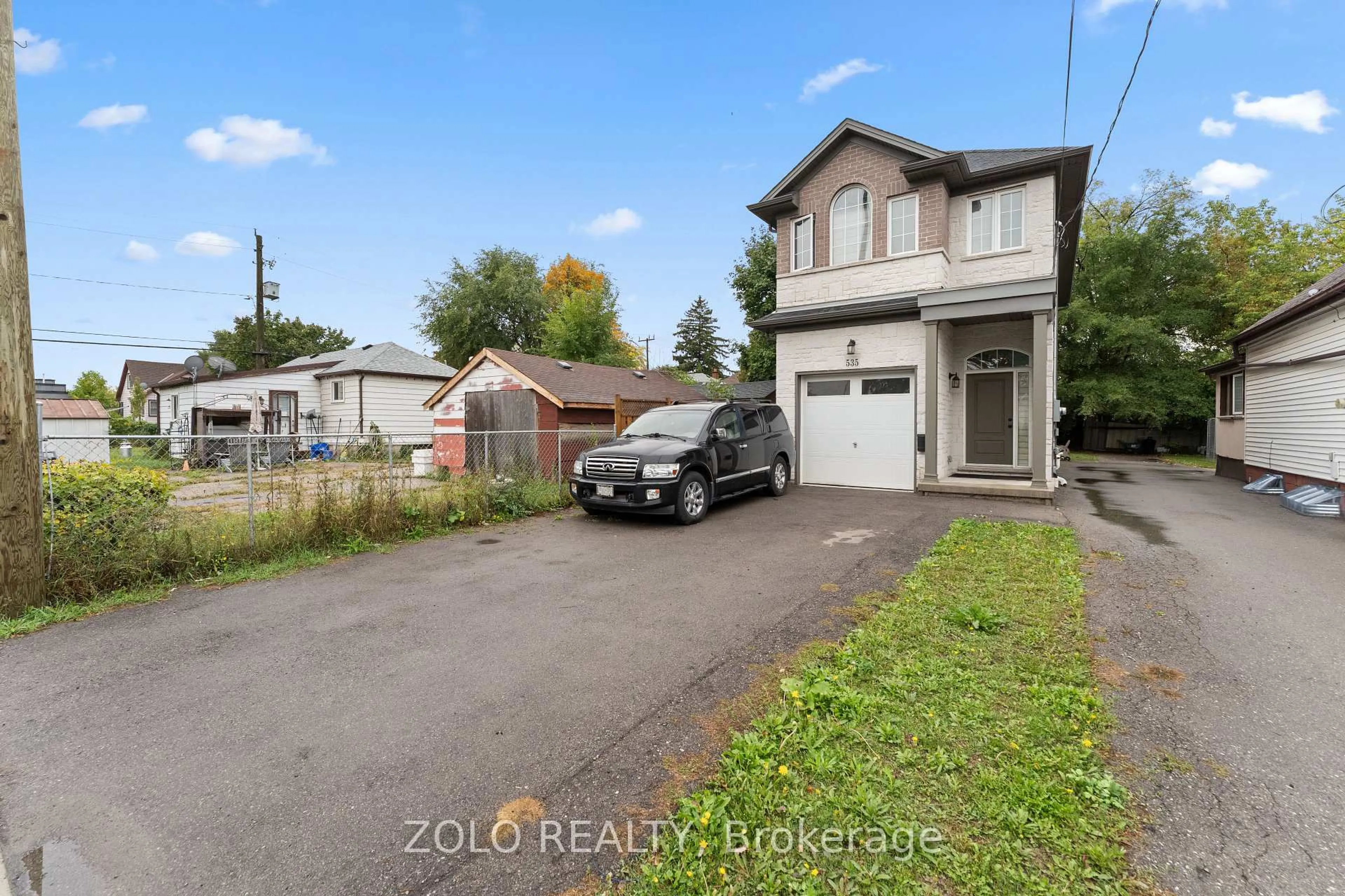 A pic from outside/outdoor area/front of a property/back of a property/a pic from drone, street for 535 Quebec St, Hamilton Ontario L8H 6V3
